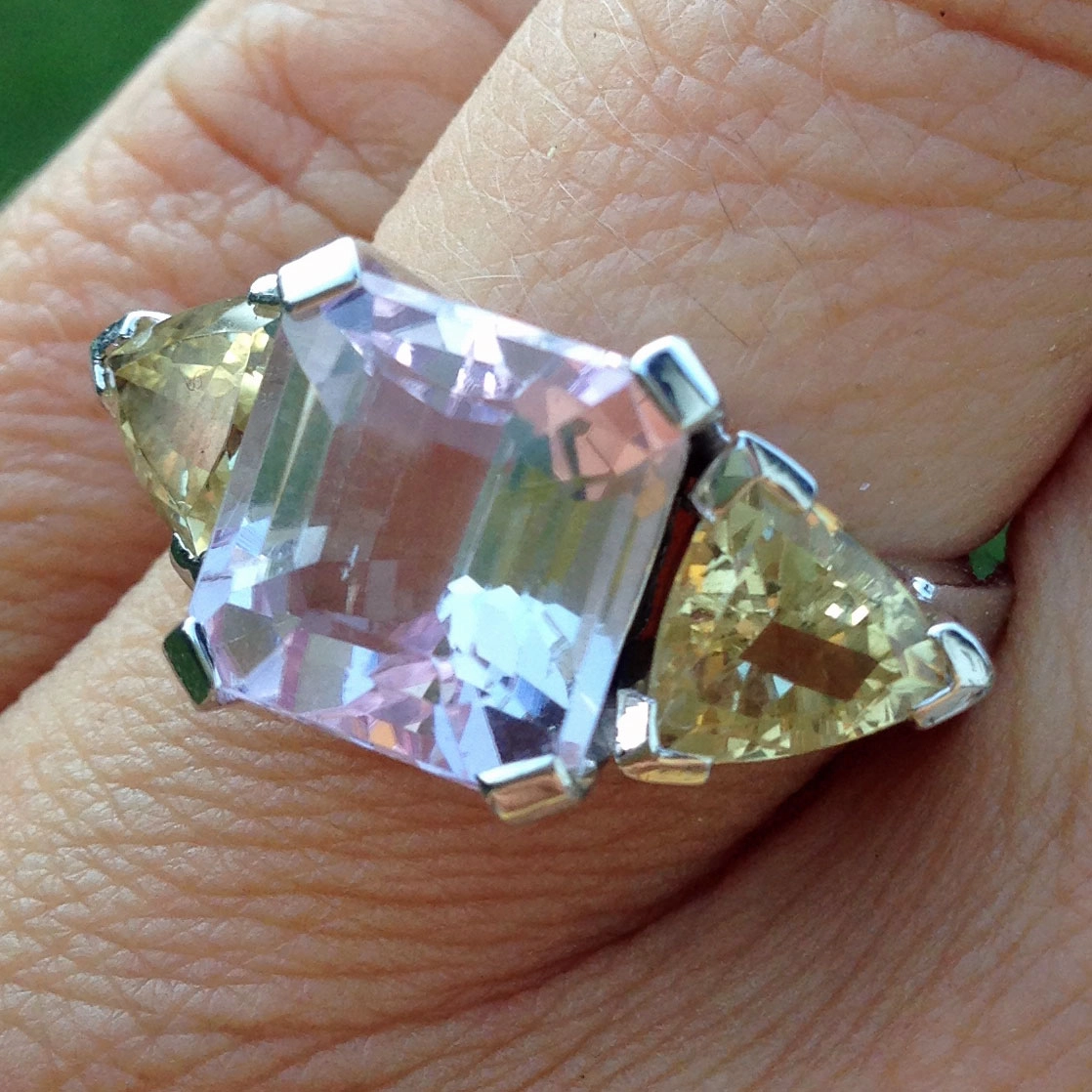 "1milliondollar"-Kunzit-Saphir-Ring,750er-Weißgold,