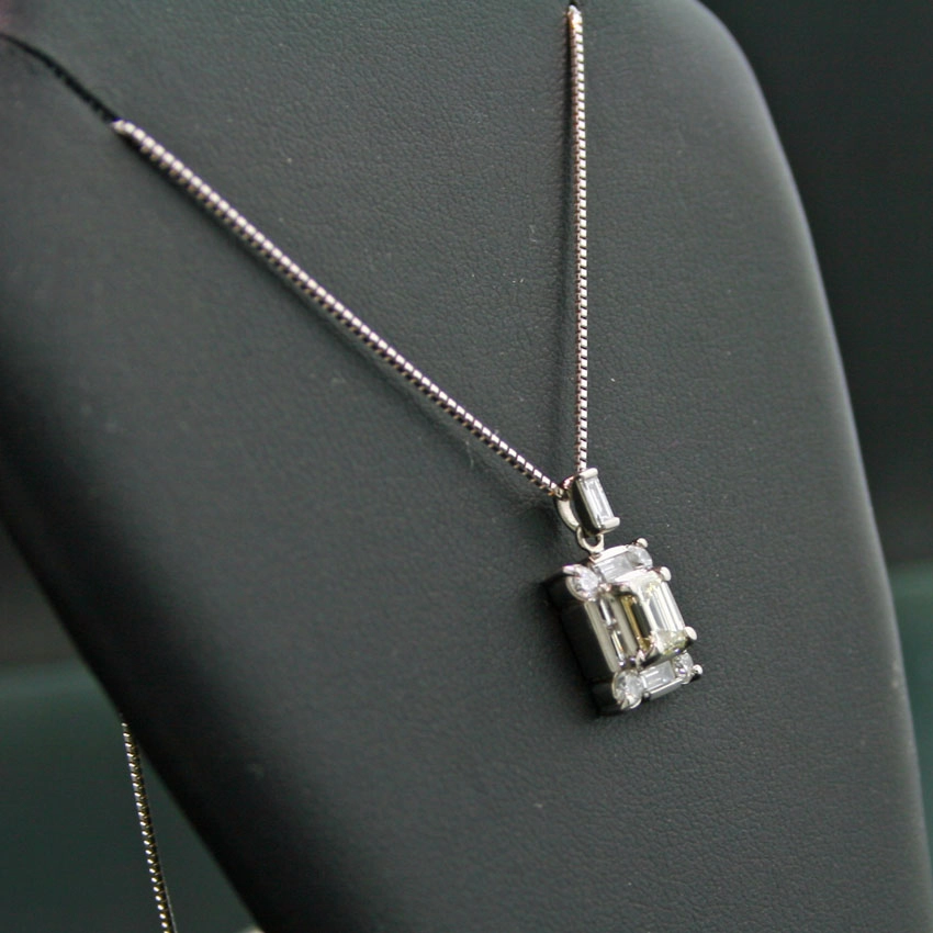 Brillant-Anhänger in 900/-Platin, Kette in 750/-Weißgold/18 kt