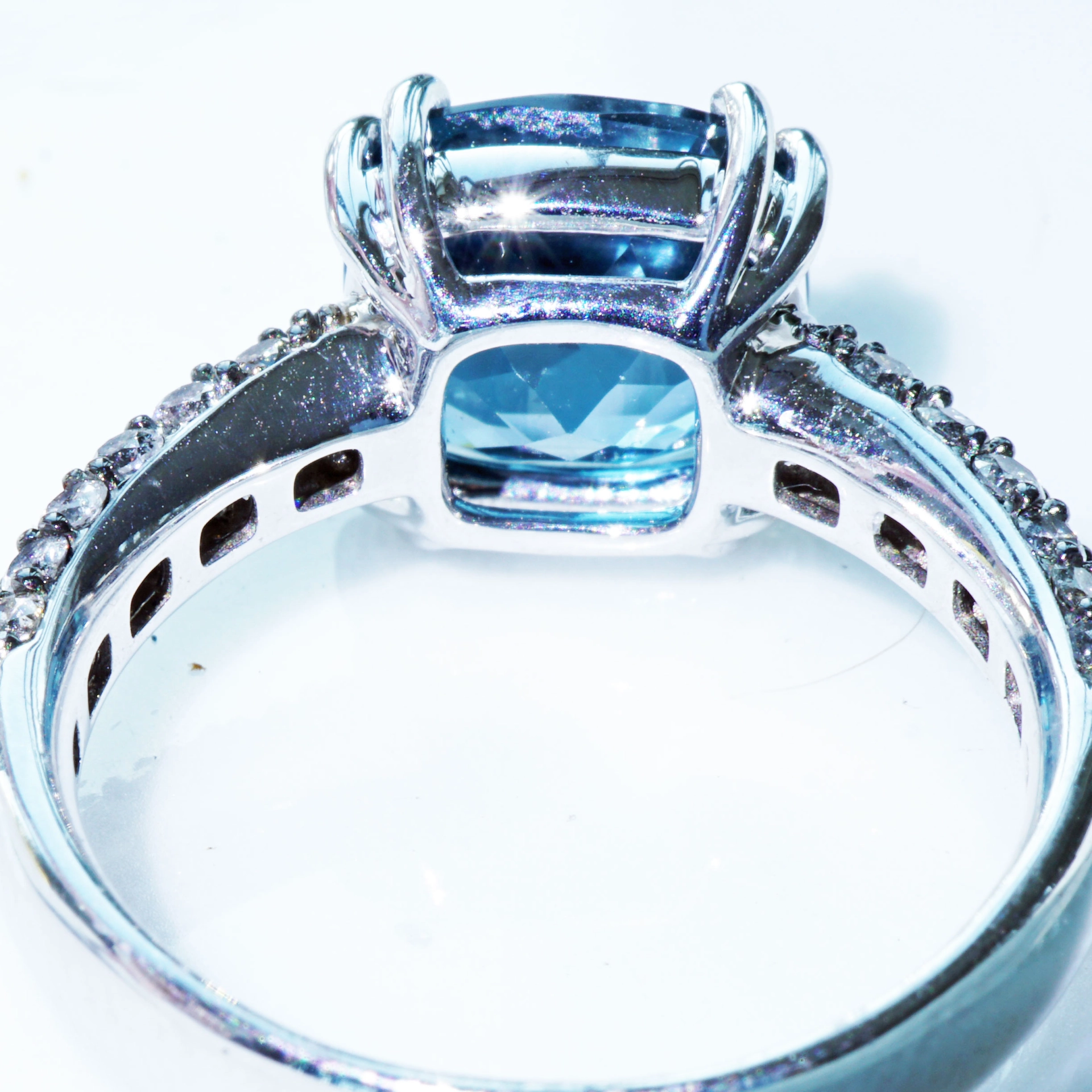 Blue and Grey....what a Cool Combination....Whitegold Ring 18 kt Topaz and Diamonds