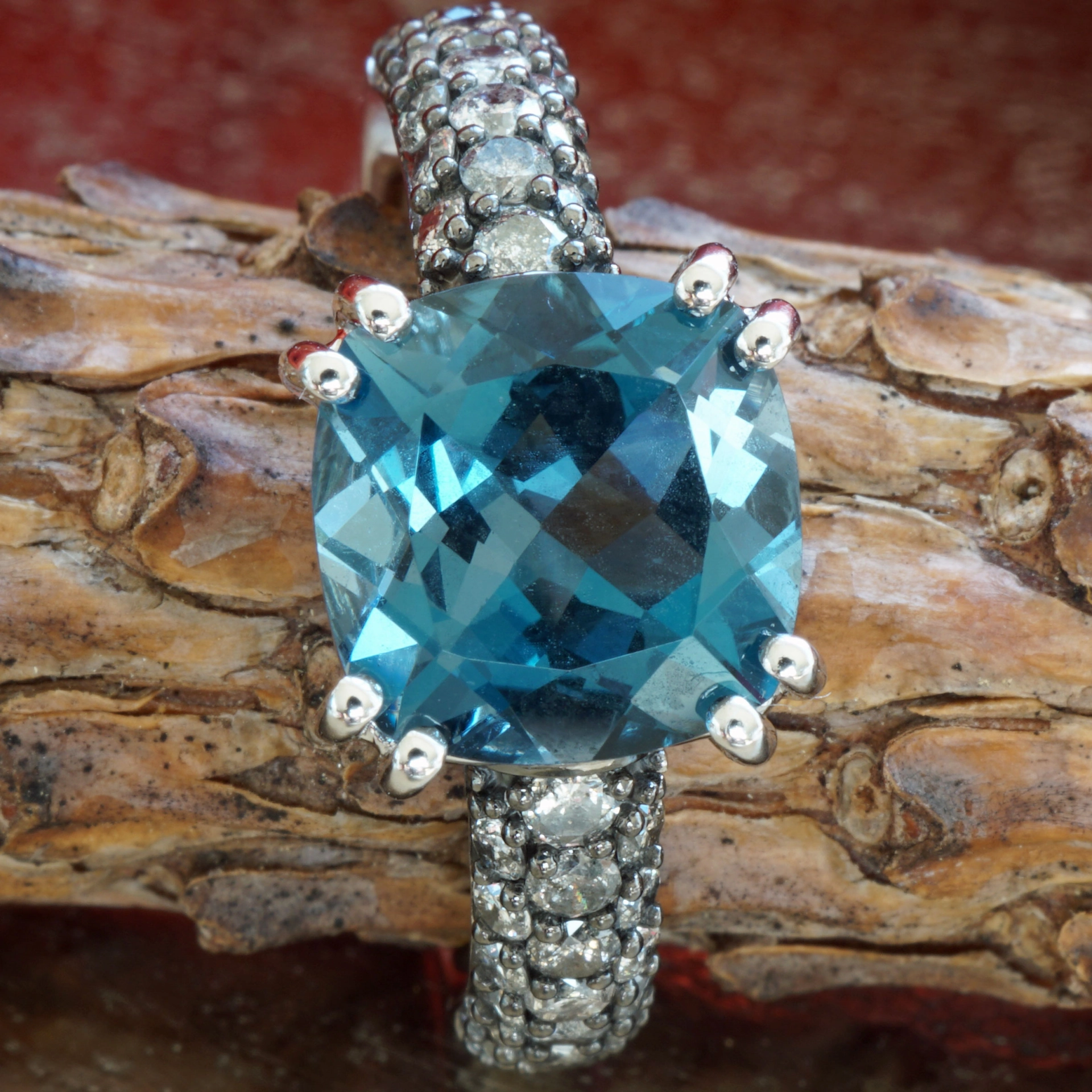 Blue and Grey....what a Cool Combination....Whitegold Ring 18 kt Topaz and Diamonds