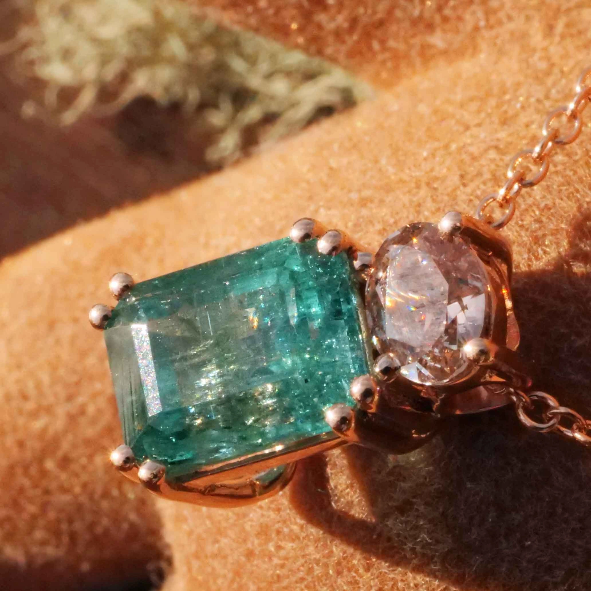 Sambia Emerald Brilliant Pendant with Chain 18 kt Yellow Gold 2.49 ct 0.51 ct IGI Expertise