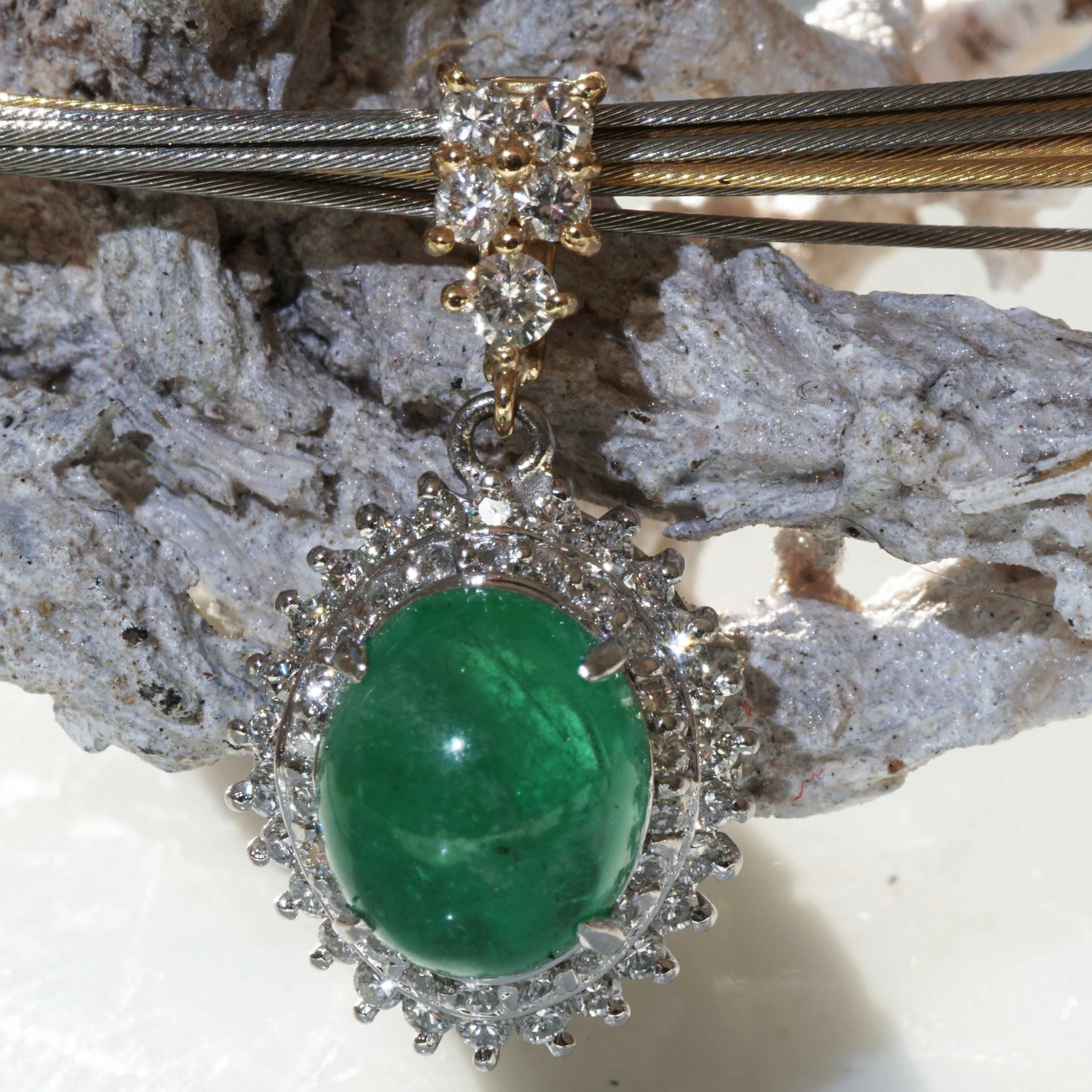 Emerald Brilliant Pendant in so bright Color 3.24 ct 0.50 ct TW VS Platinium 18 kt Gold