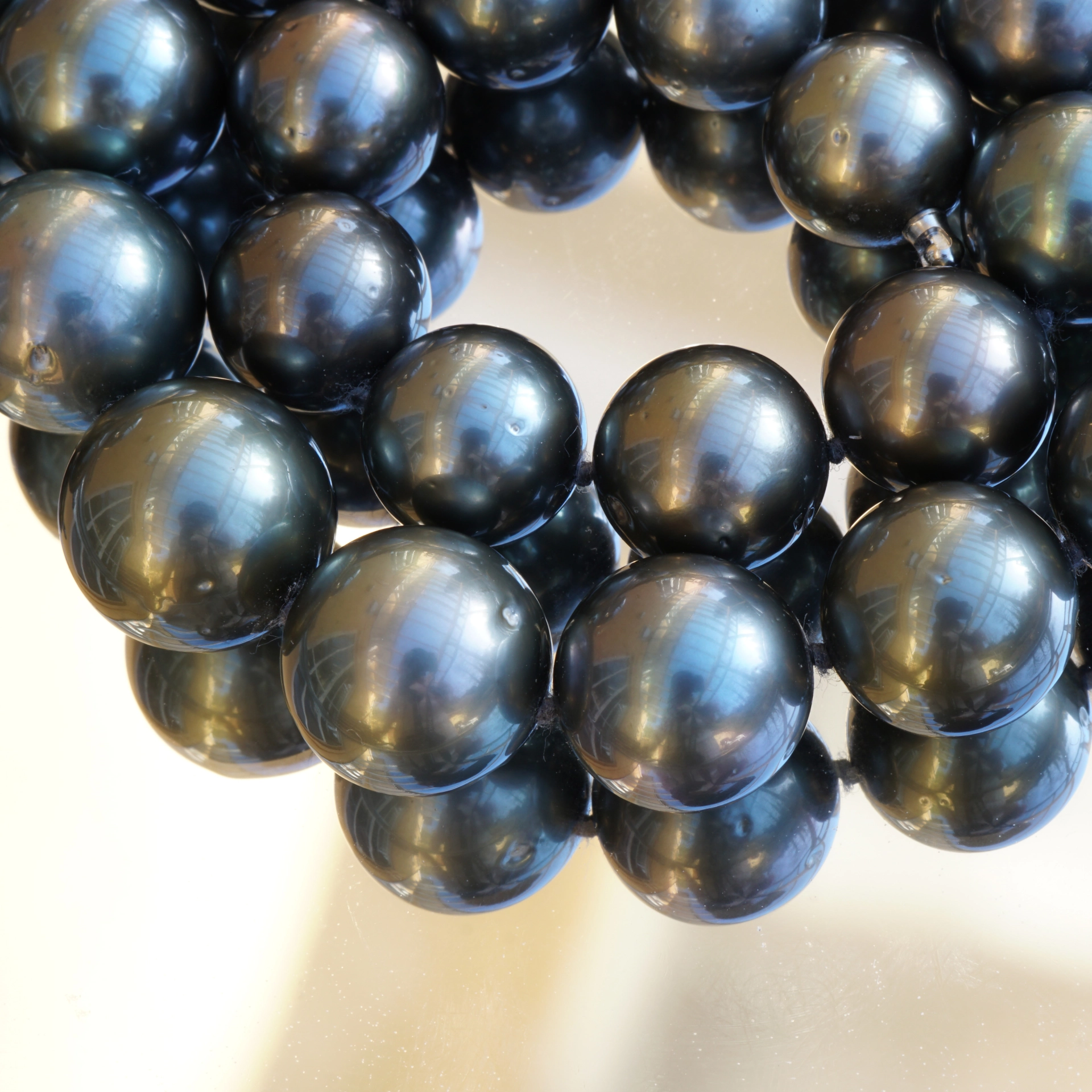 Round Tahitian cultured Pearl Necklace in black-dark anthracite AAA+ 8-10,8mm