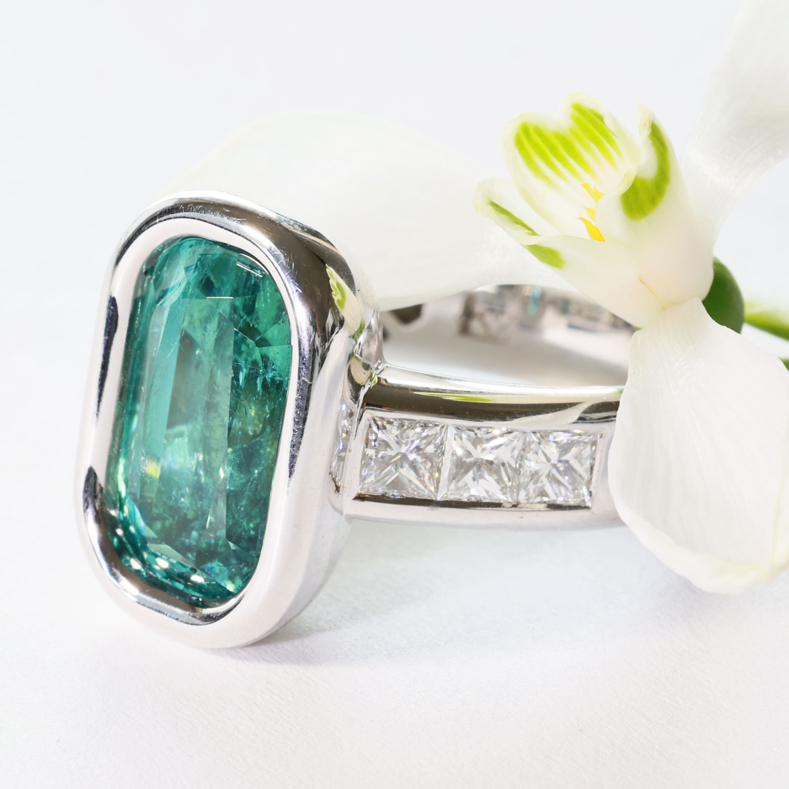Tourmaline Diamond Ring 750 White Gold Neon Blue Tiffany Blue Afghanistan 8.05 ct Investment Gemstone Rare