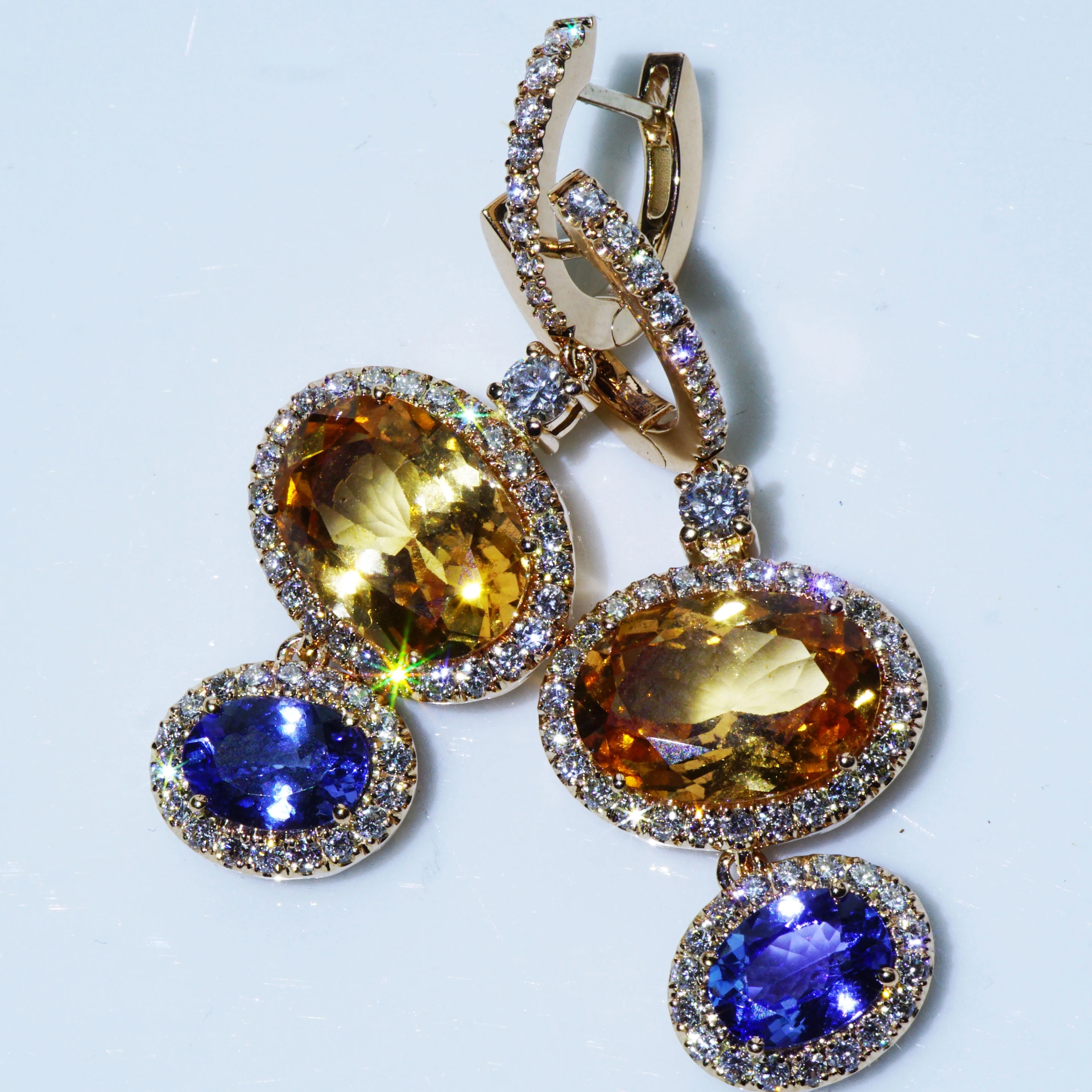 Stunningly beautiful Earrings with apricot-colored Garnet and Tanzanite 18 kt Rosegold