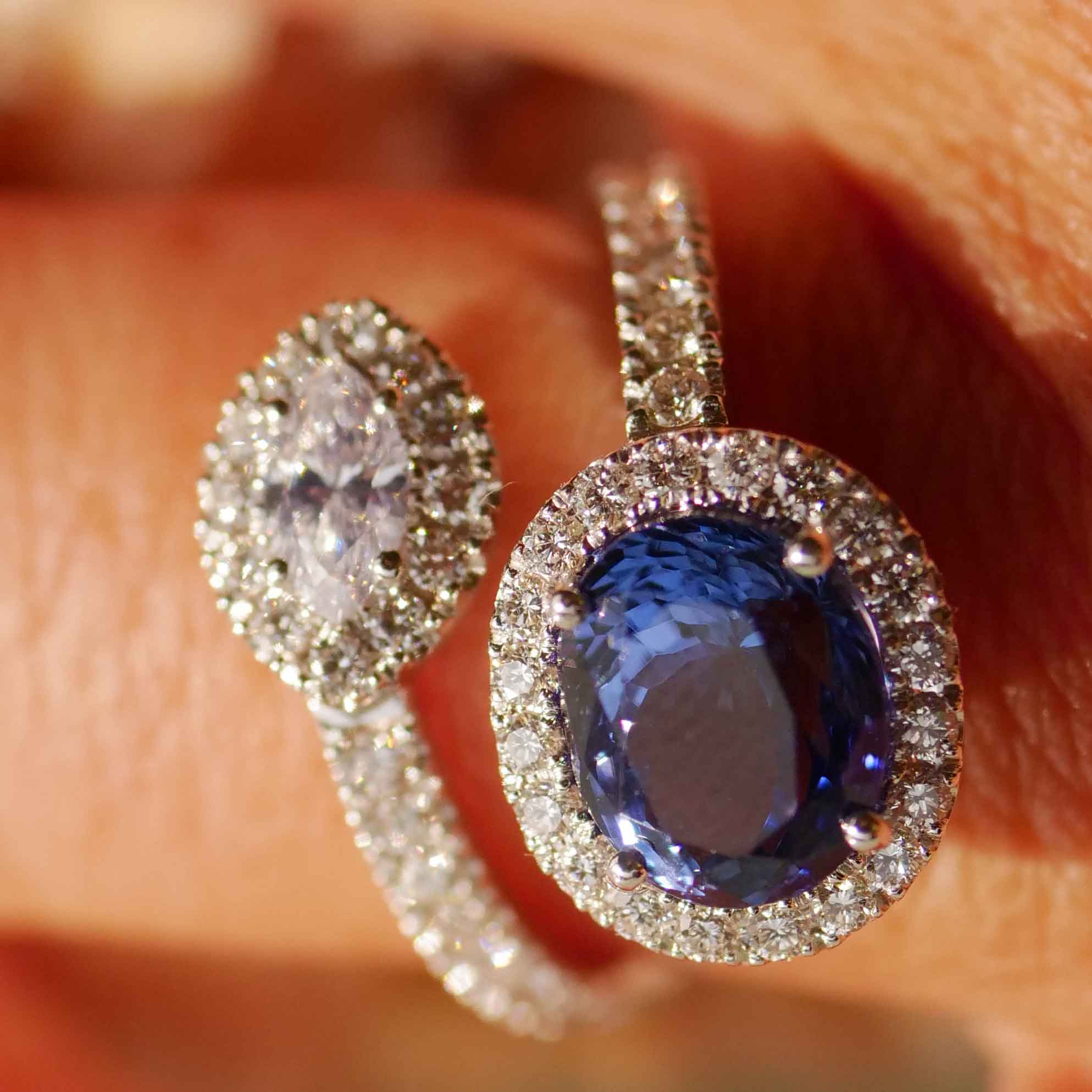 Tanzanite Brilliant Ring 18 kt White Gold Twin Design 1.06 ct with Navette