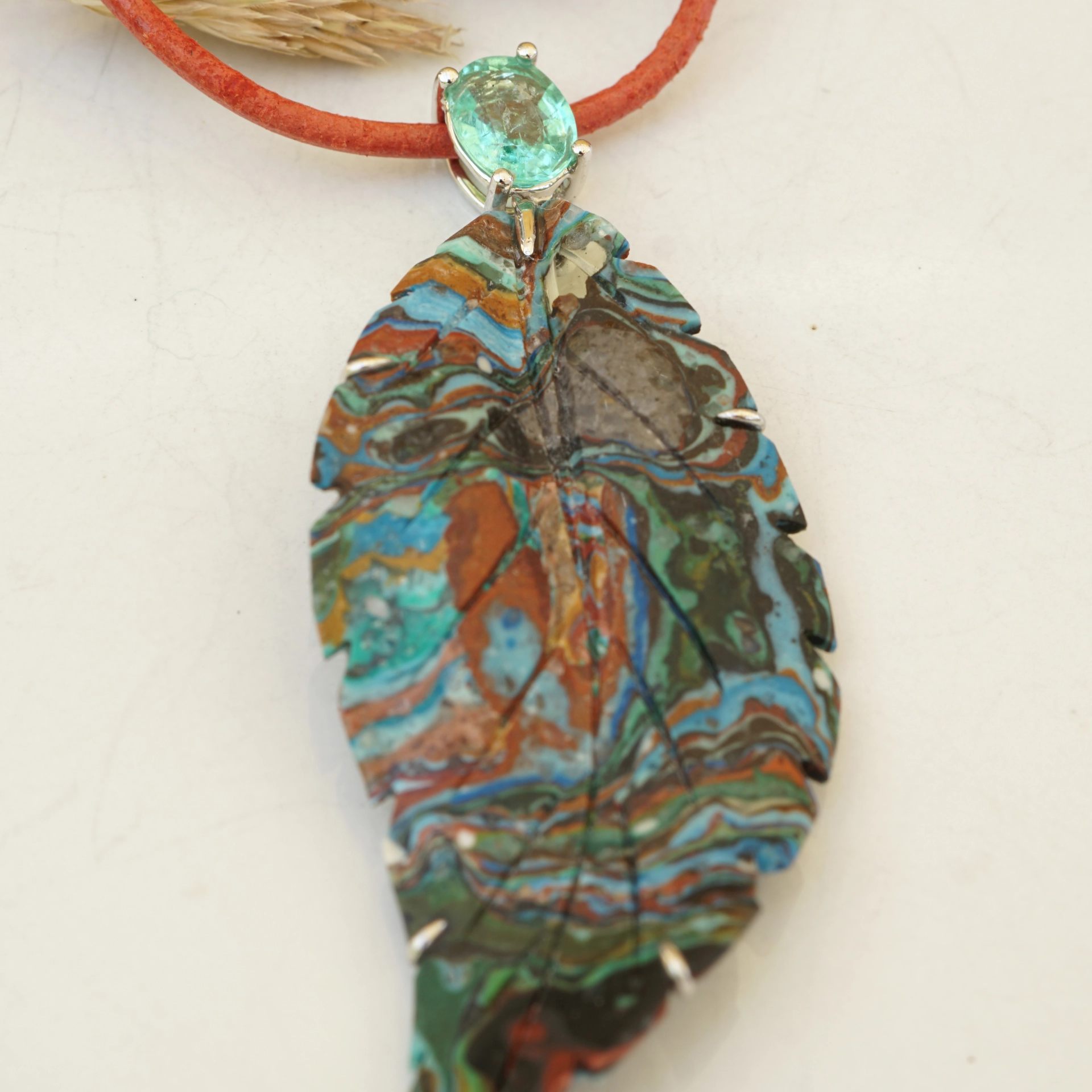 Anhänger Regenbogen Chrysokoll Blatt mit Paraiba Turmalin 750er Weissgold