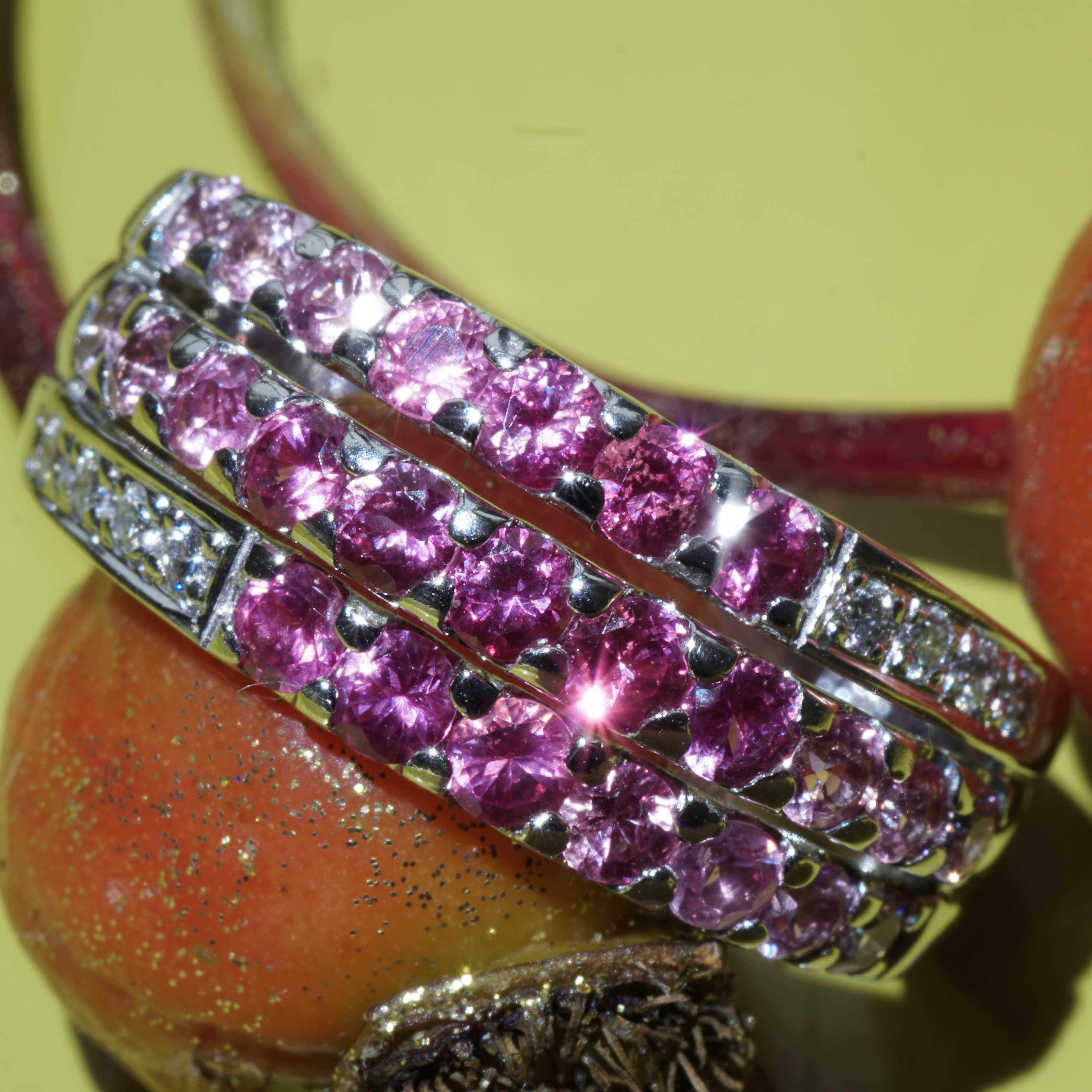 Pink Sapphire Brilliant Ring 750 white gold 1.50 ct 0.08 ct interesting color gradations from light to dark