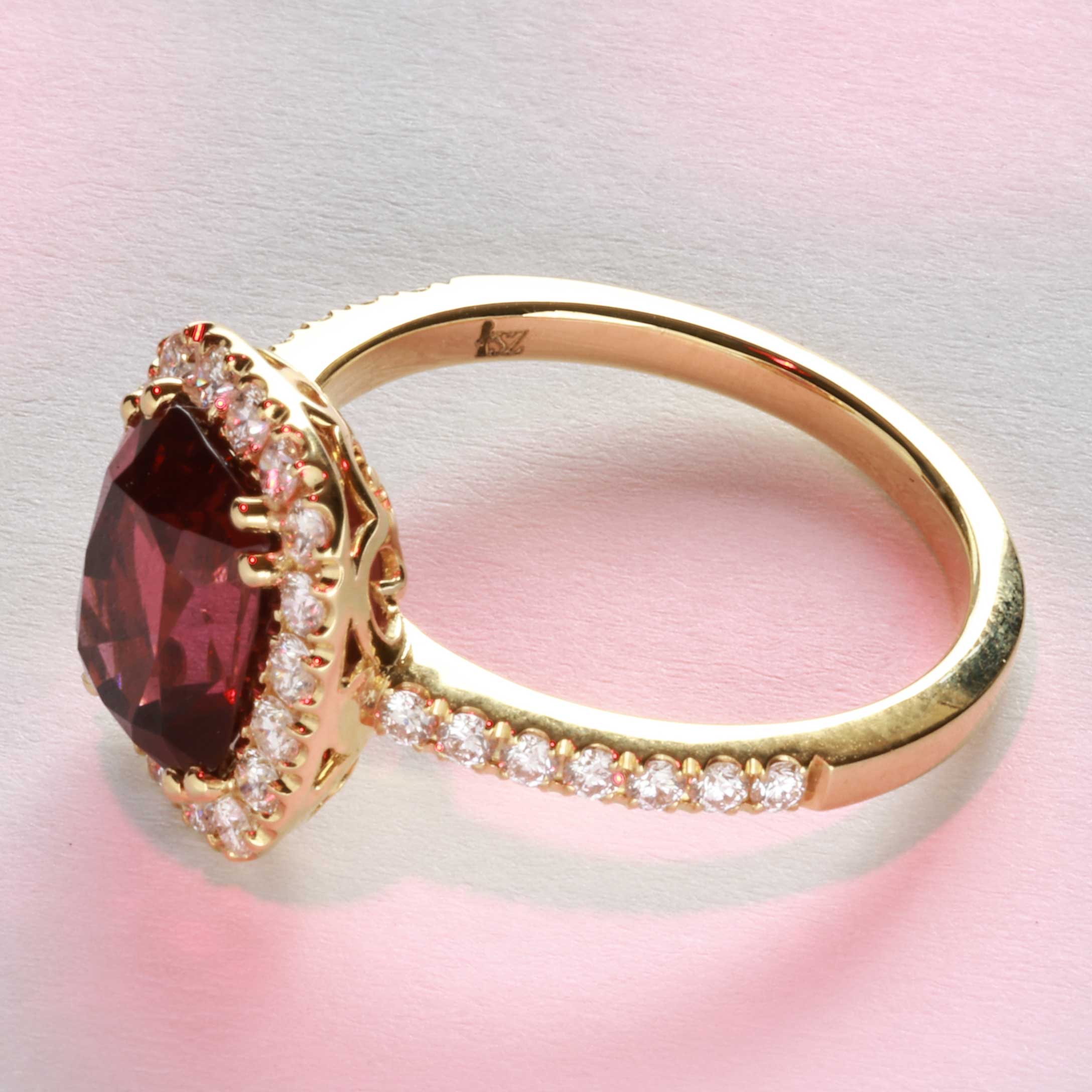 Rhodonite Brilliant Ring 3.34 ct 0.55 ct 750 Yellow Gold... more beautiful than the most expensive Ruby Ring