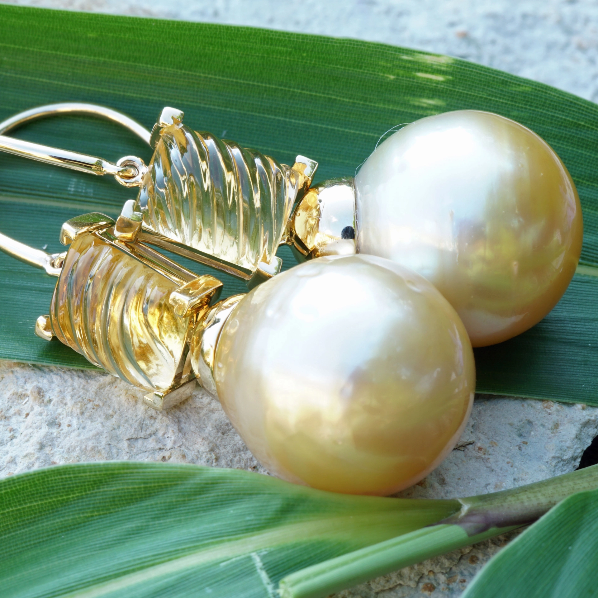 Citrin Southsea Pearl Earrings 18 kt Gold 41 x 15,5 mm ....quite huge