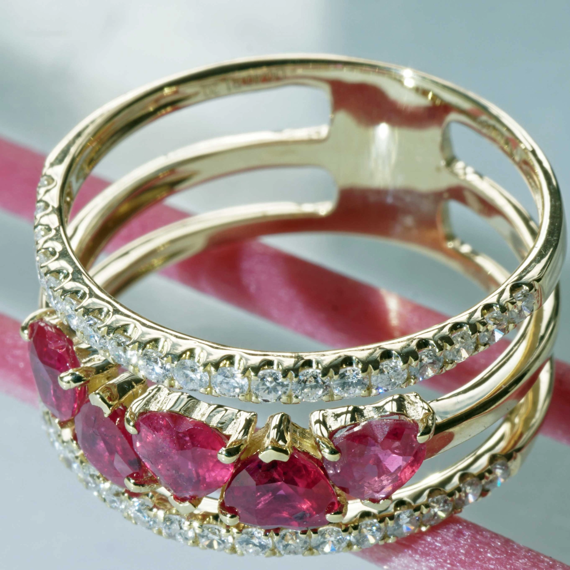 Ruby Brilliant Ring 18 kt Yellowgold....5 Hearts for special occasions....