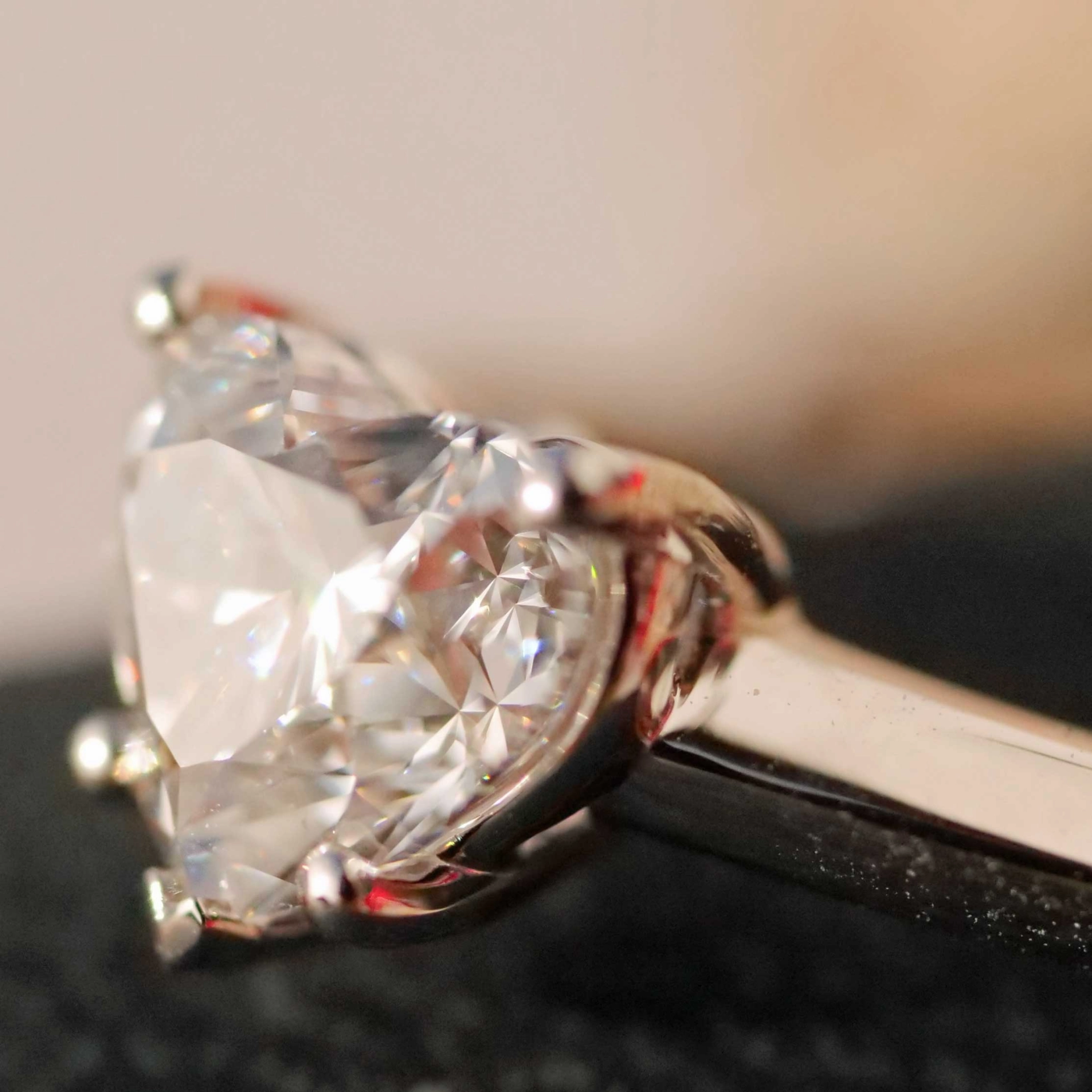 Ring 18 kt WG Heart full cut brilliant approx. 1.00 ct E (very fine white) / SI1(small inclusions) with GIA report