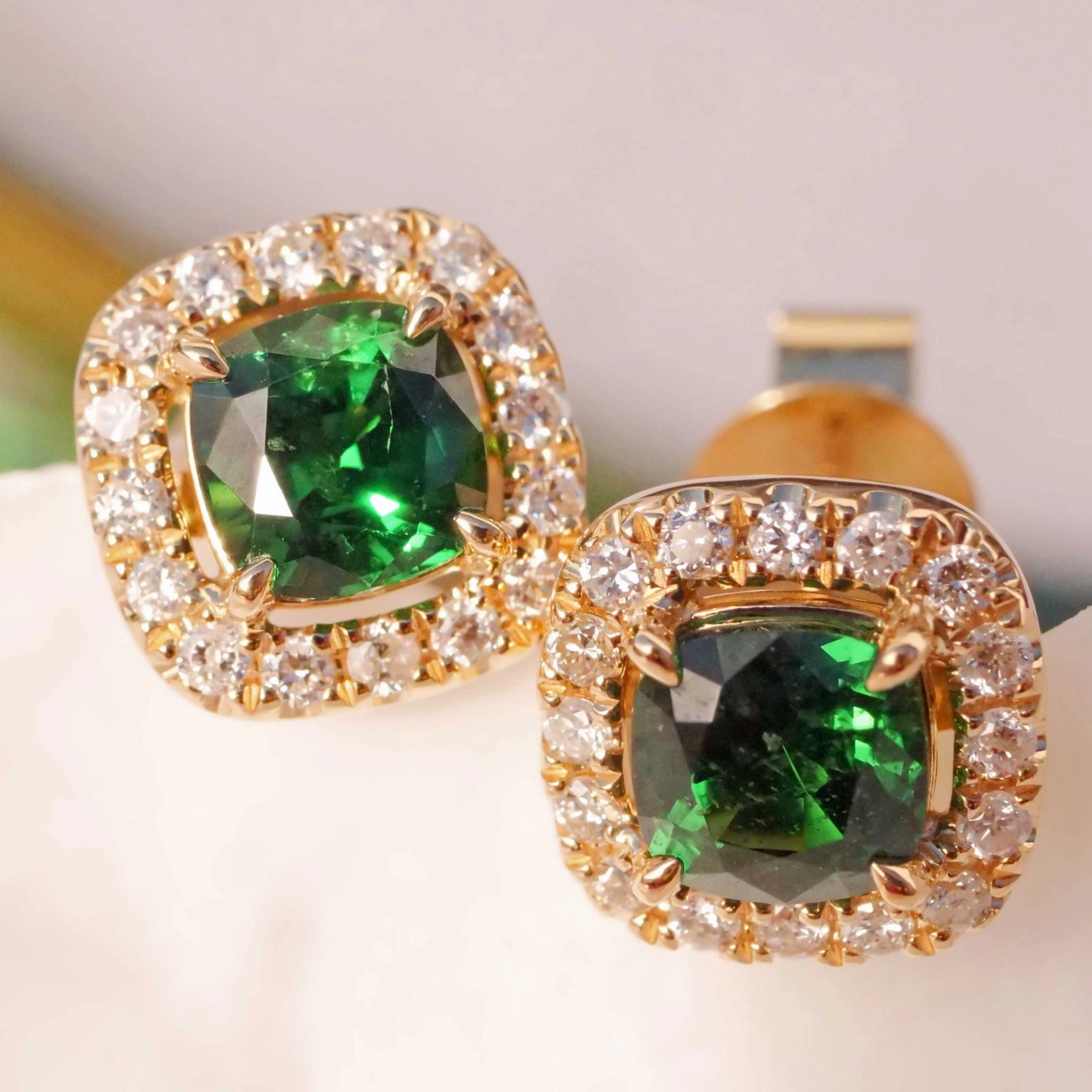 Tsavorith Brilliant Earstuds 18 kt Yellow Gold 1.42 ct 0.25 ct...what a amazing Color