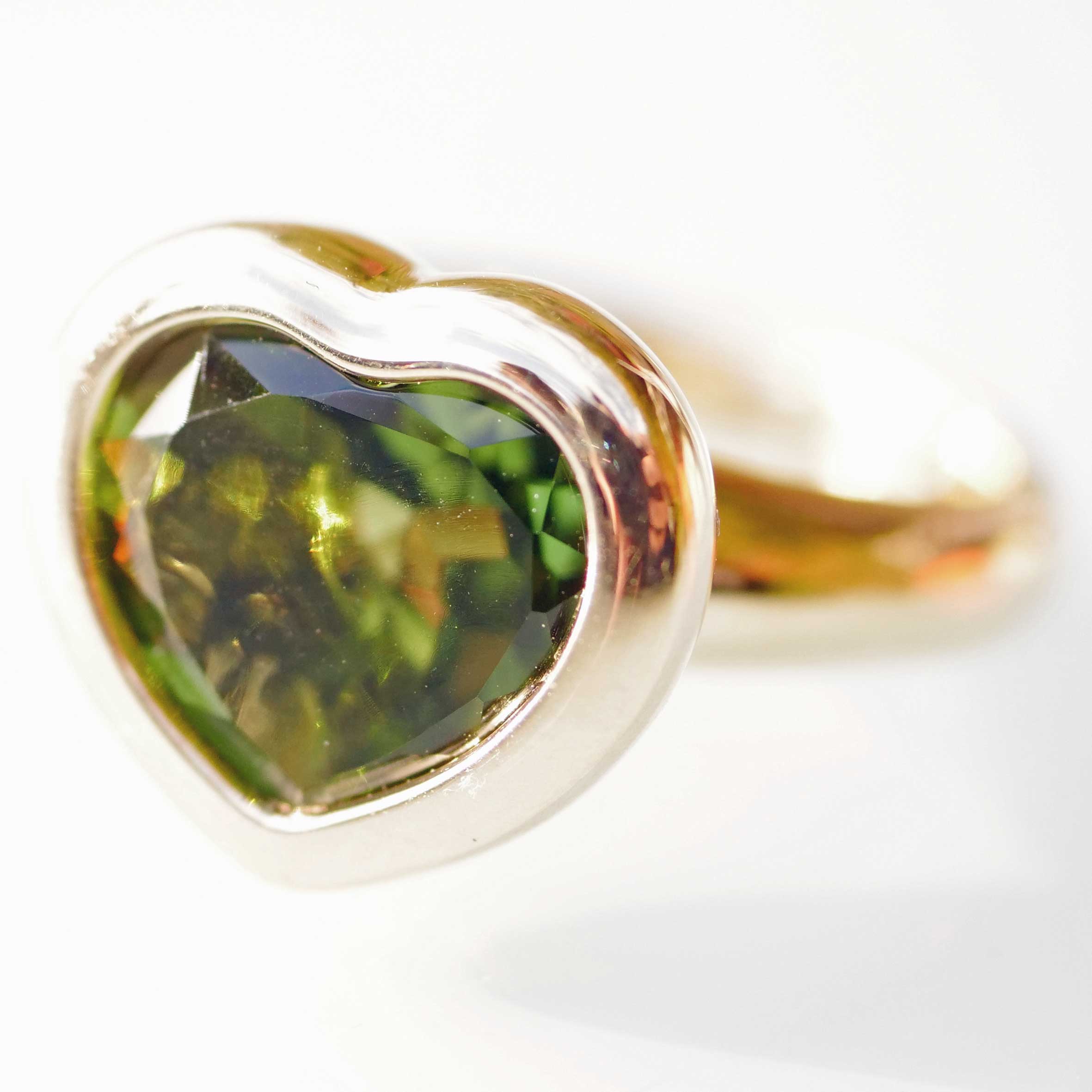 Peridot Heart Ring 750 Yellow Gold made in Valenza... a green modern Heart Ring in solid Gold