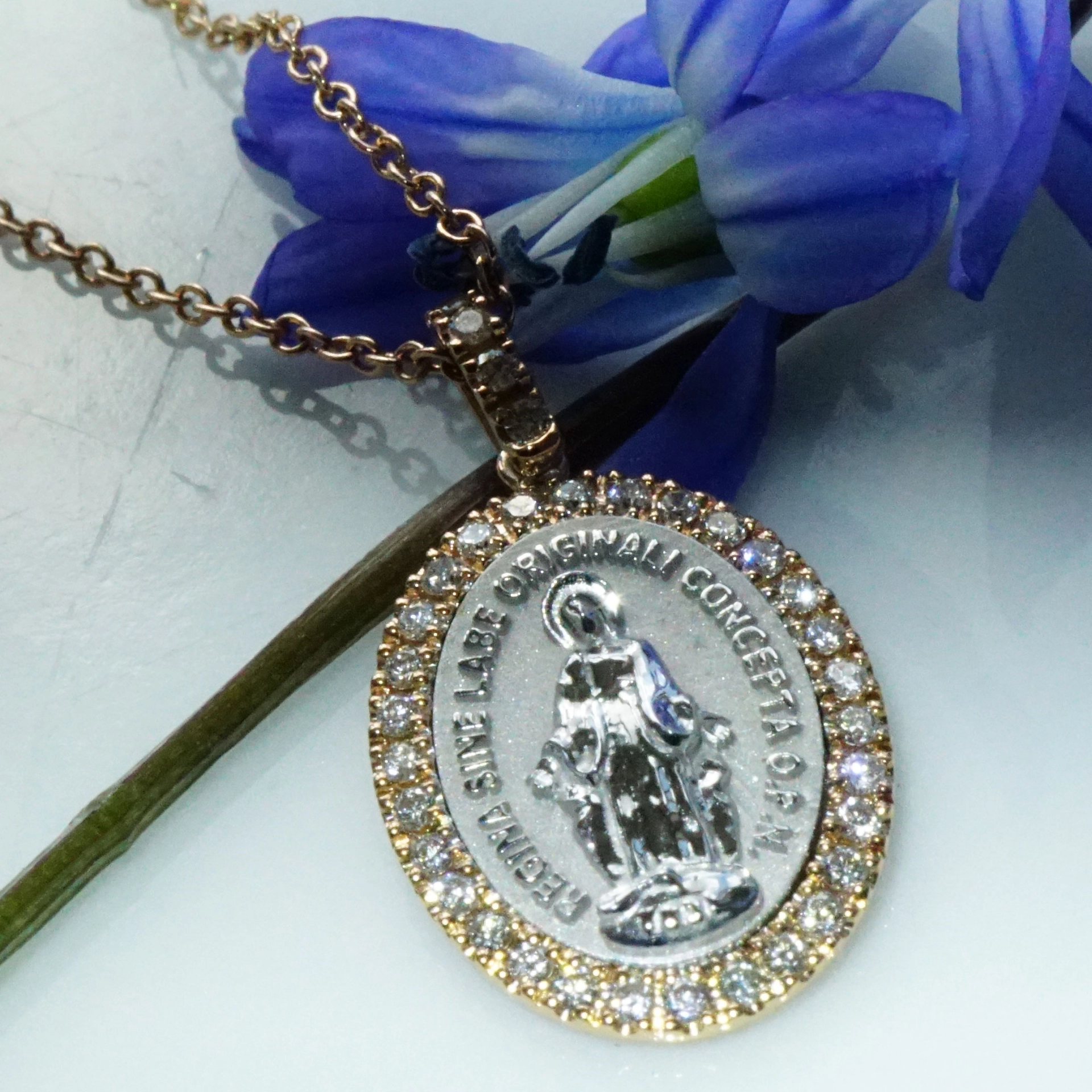 Sweet Madonna Pendant made in italy perfectly set in 750 White Gold and Rose Gold