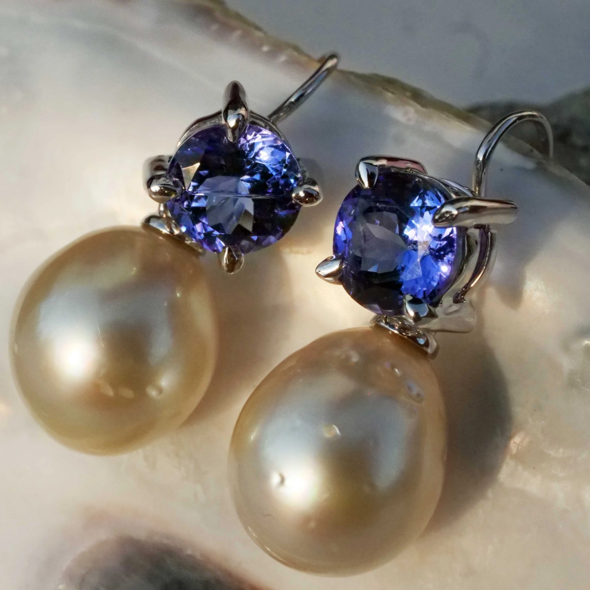 Tansanite South Sea Earrings 18 kt White Gold 3.22 ct...Pearls can be removed