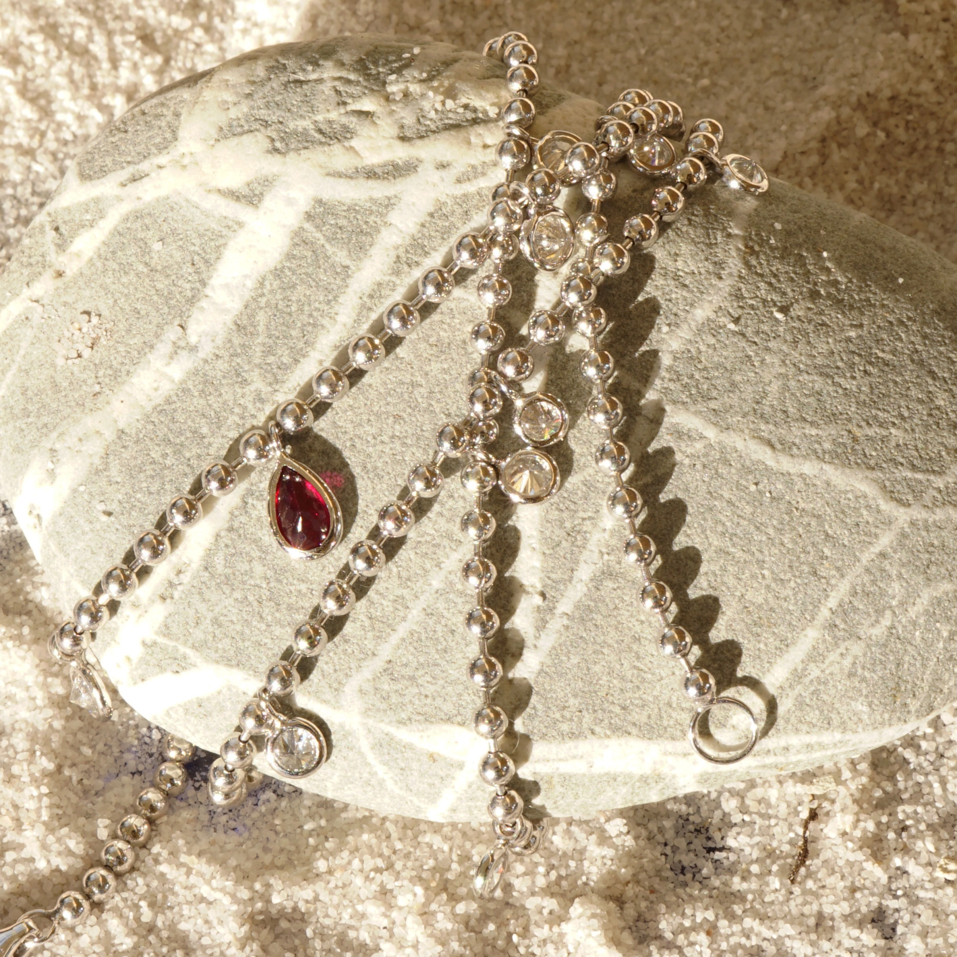 Schmuckzicke_brillant_collier_rubin_pigeonblood_weissgoldSON09275 Three pigeonblood rubies 1.26 ct and diamonds 1.24 ct, TW / VS...what do you want more