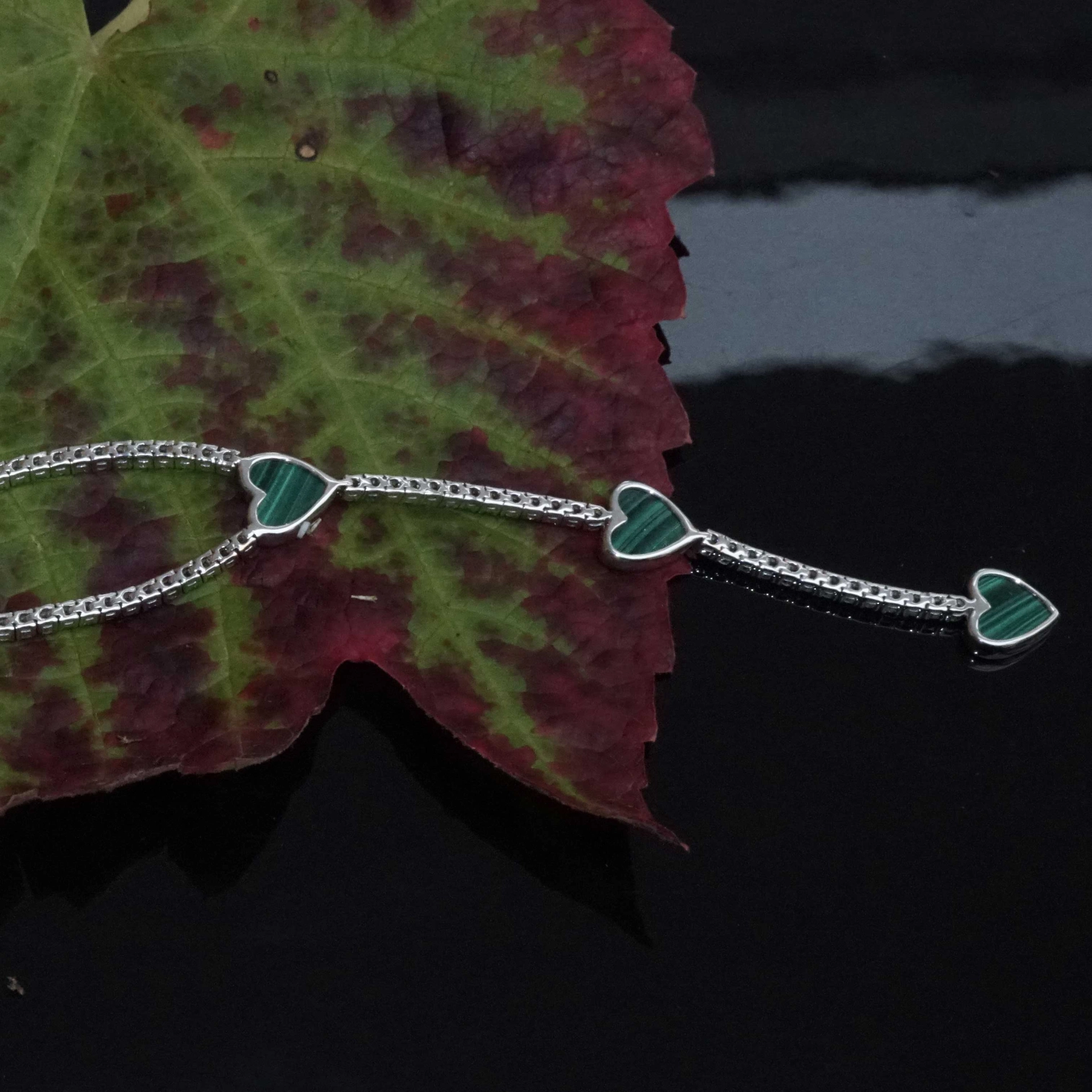 Malachite Brilliant Y-Necklace 18 kt White Gold 3.20 ct...what a elegant Design
