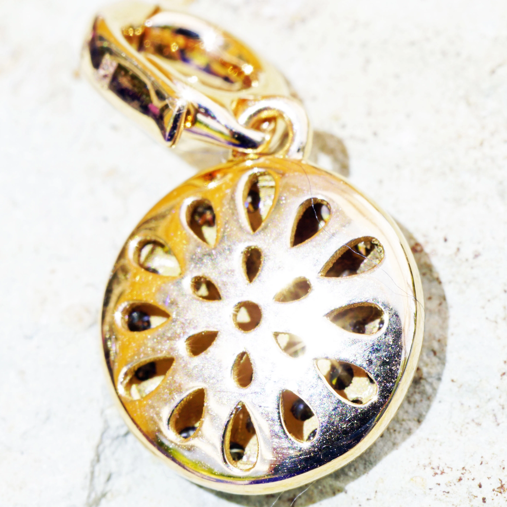 A chic Diamond Pendant that convinces....18 kt Rosegold made in Italy