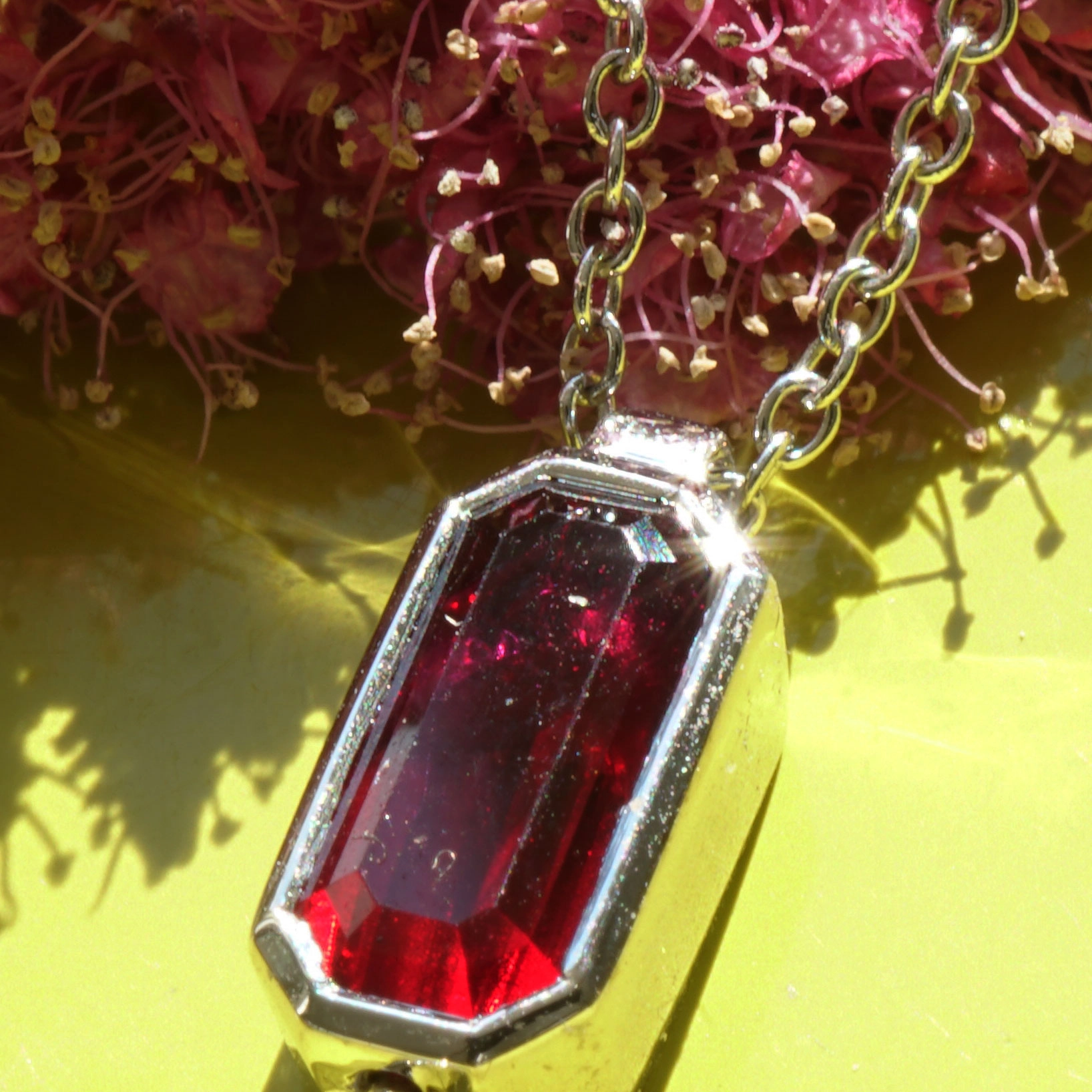 schmuckzicke_Rubin_Brillant_Anh-nger_Kette_750er_Weissgold_unerhitzt_1-03_0-26ct_IGI_High-InvestmentSON09372  Ruby 1.03 ct deep red from Mozambique IGI certificate baguette fullcut diamond of 0.26 ct TCR / VVS1