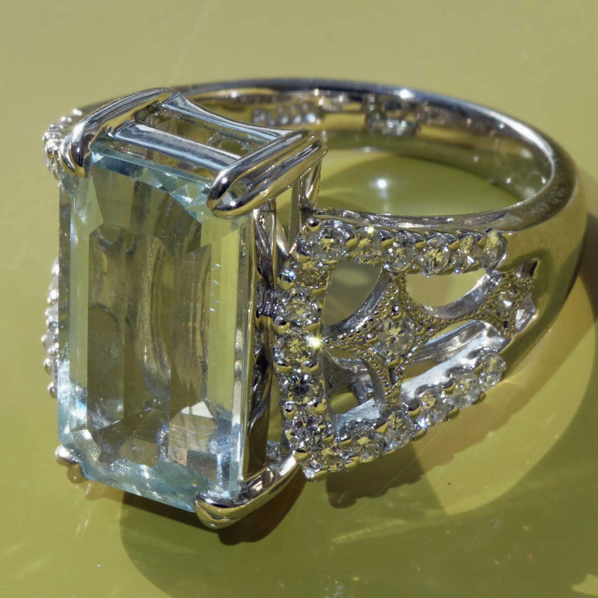 Aquamarin Brilliant Ring 900 Platinum 4.40 0.52  ct...so elaborately designed