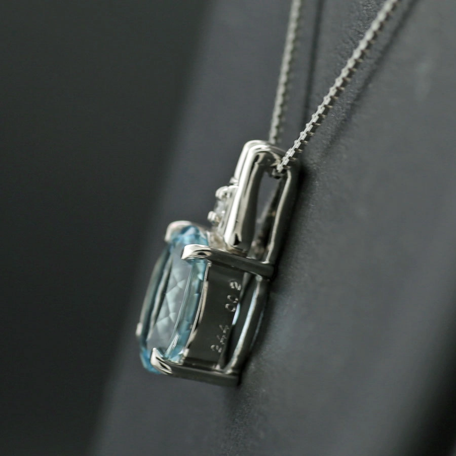 Aquamarin-Anhänger mit Kette, 900/850er-Platin, 2.44 ct