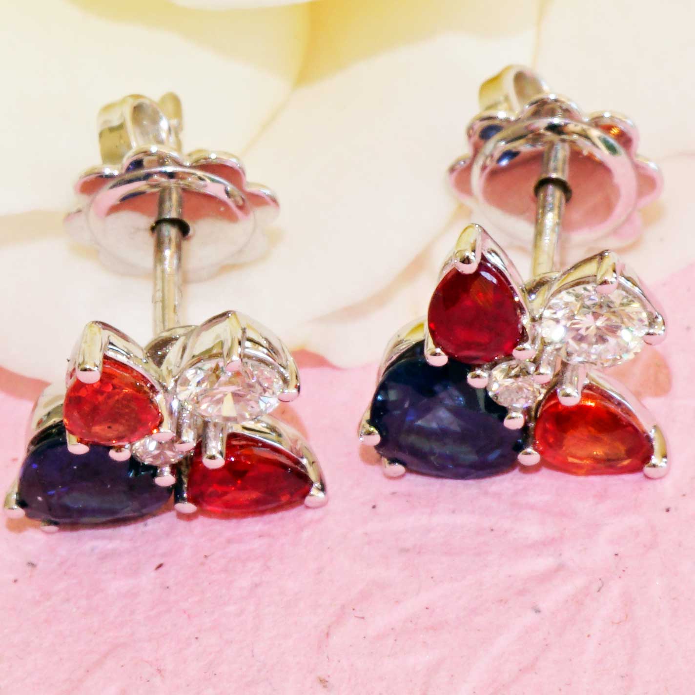 Saphire Diamond Earsticks 18 kt Whitegold...Four Colors create a high Color Tension