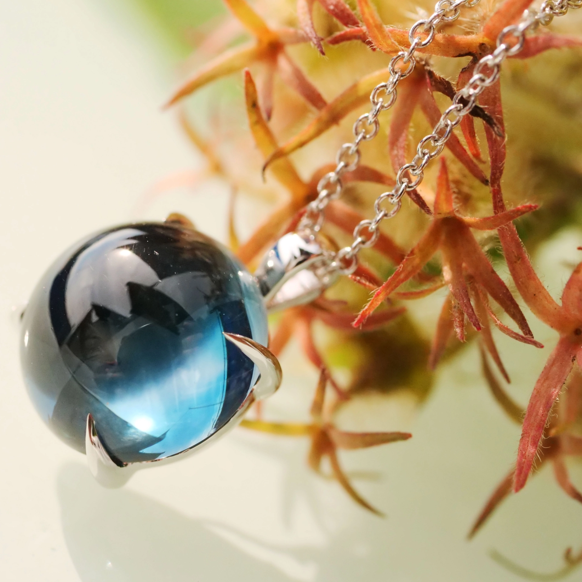 Blue Topaz Pendant with Chain 18 kt White Gold perfect floating Effect and cool Design