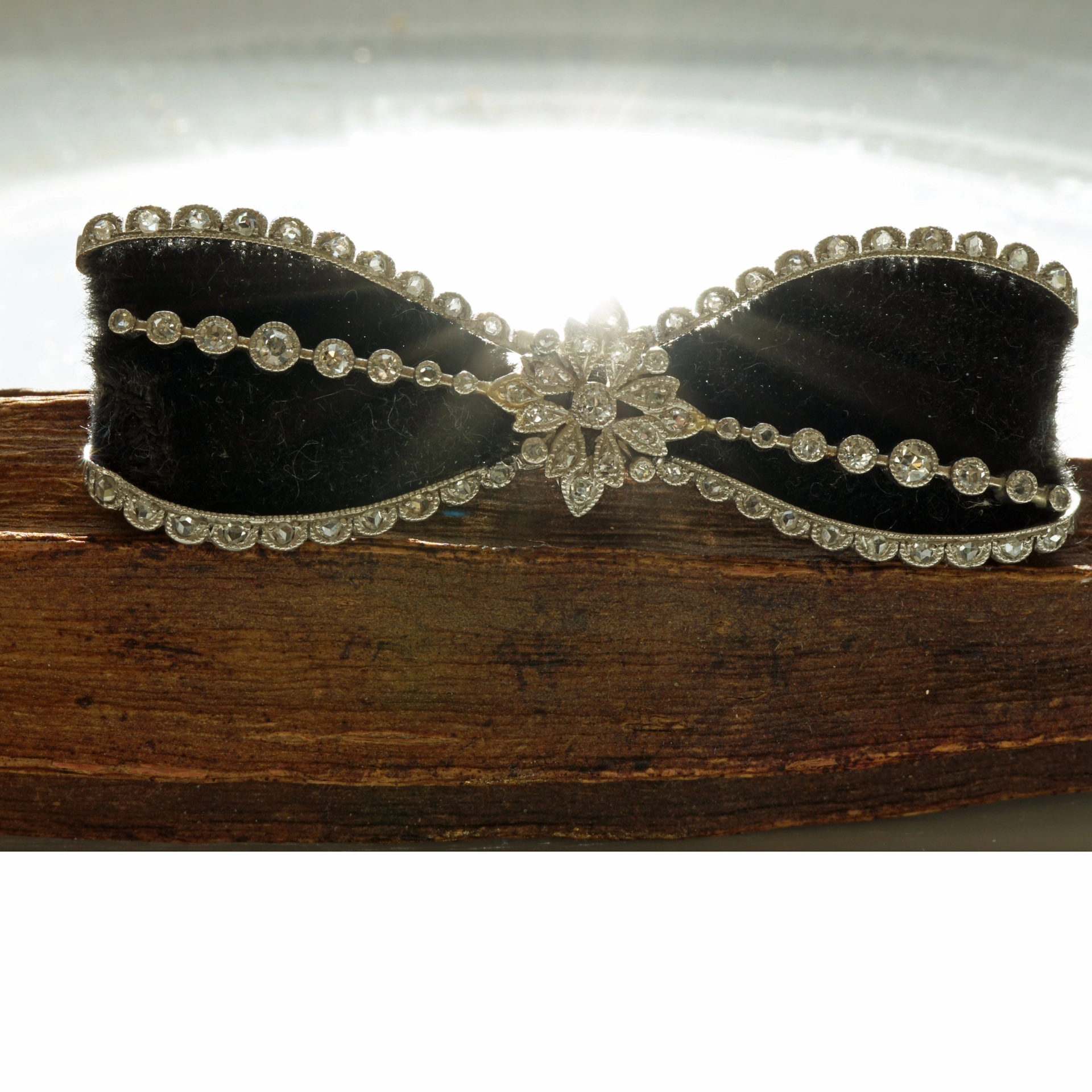 Art Deco Loop Brooche 950 Platinum around 1930...elegance and joie de vivre