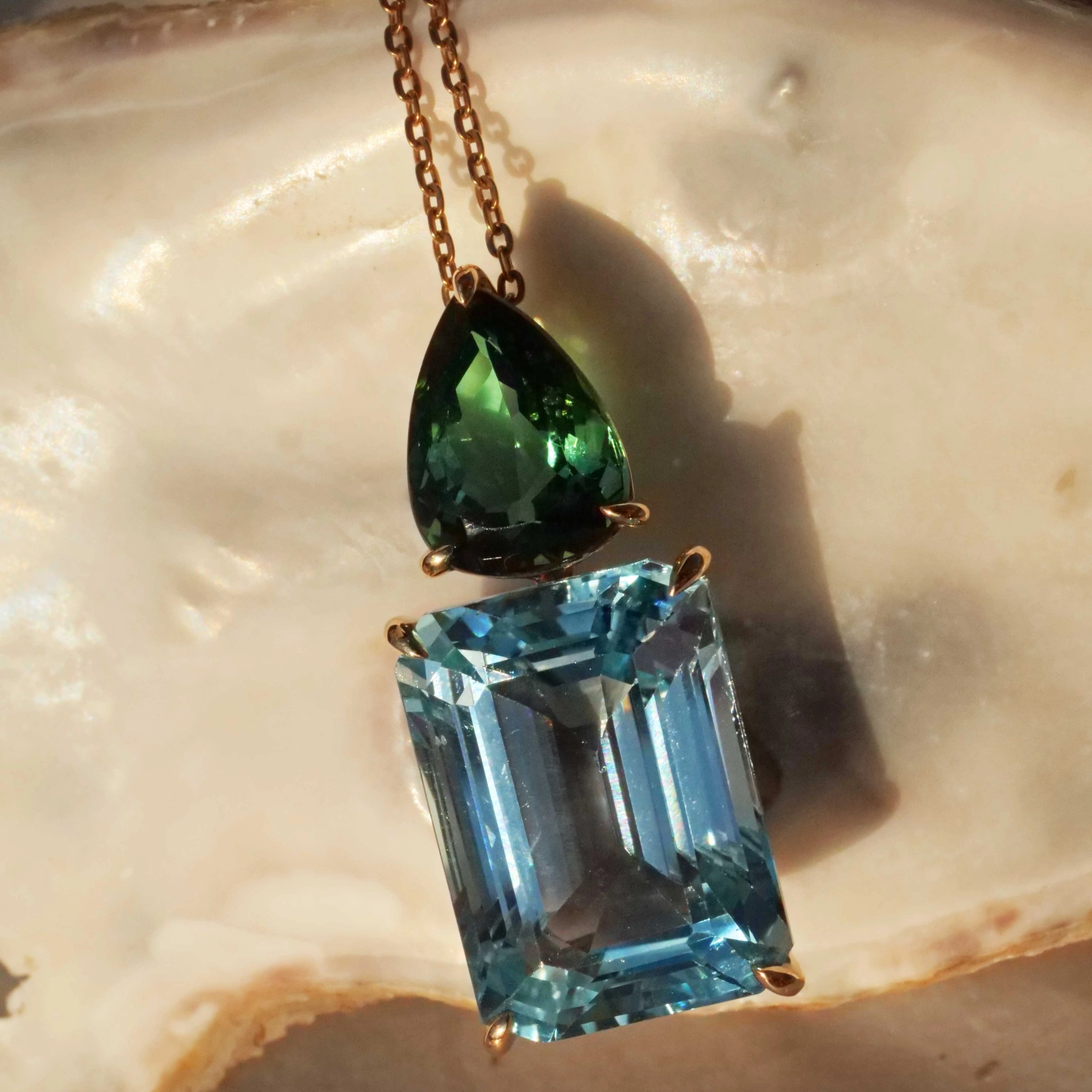 Turmalin Bluetopaz Pendant with incredible luminosity 18 kt Yellow Gold blue and  green 
