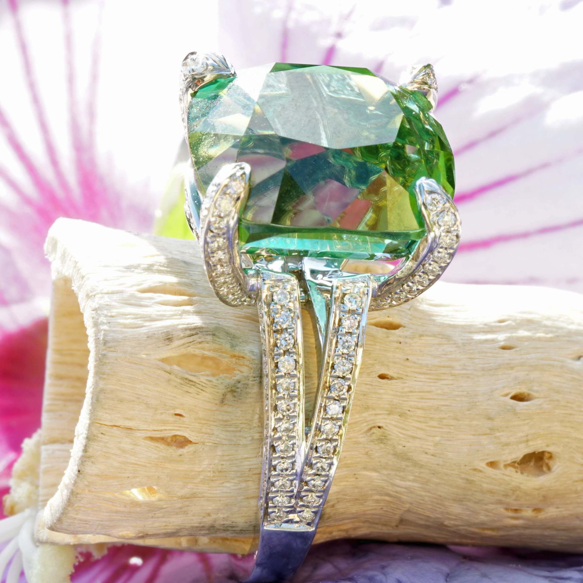 what a kind of magic...a magnific green light mint tourmalin, 14.64 ct, loupeclean