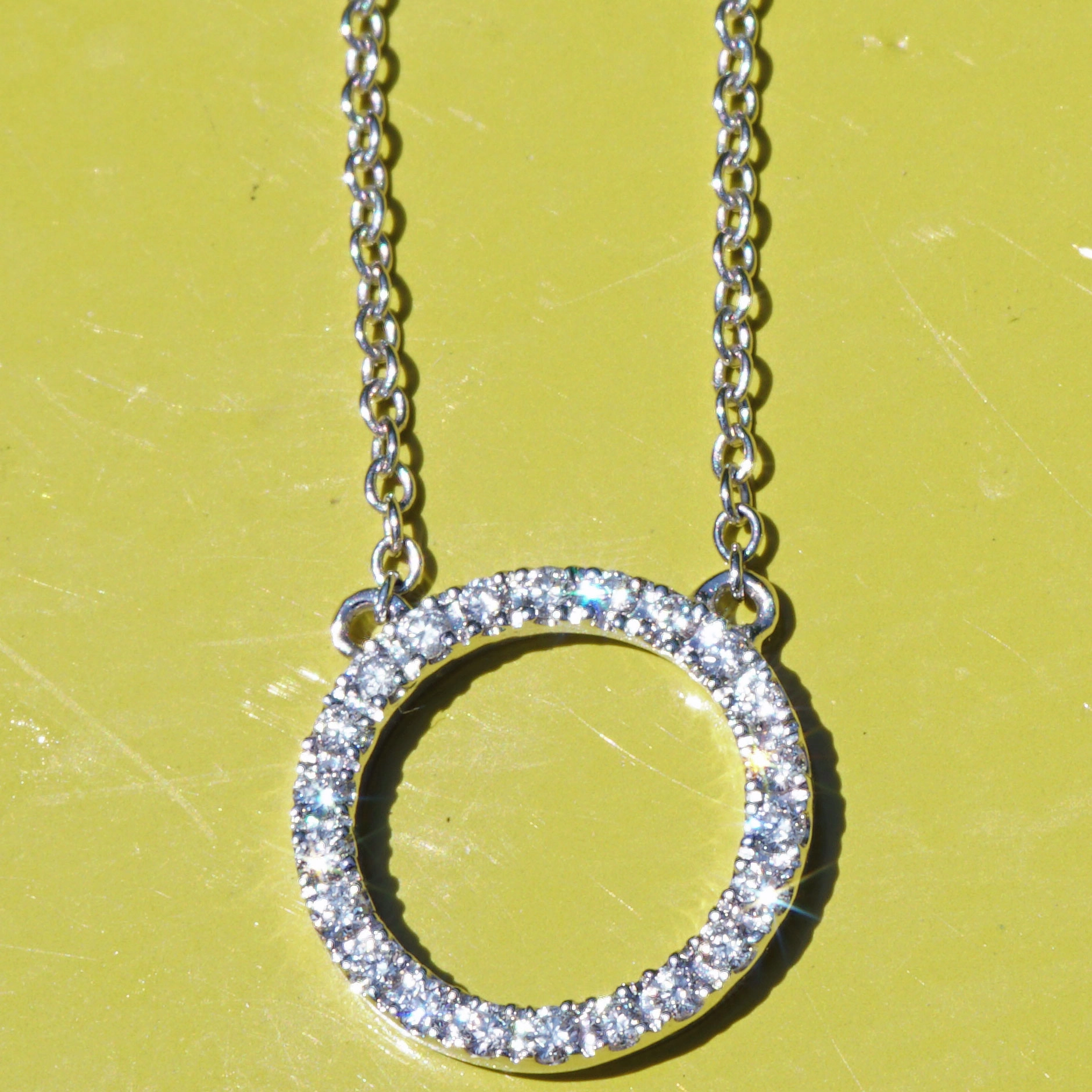 Brilliant pendant made of 750 white gold....Brilliant Circle