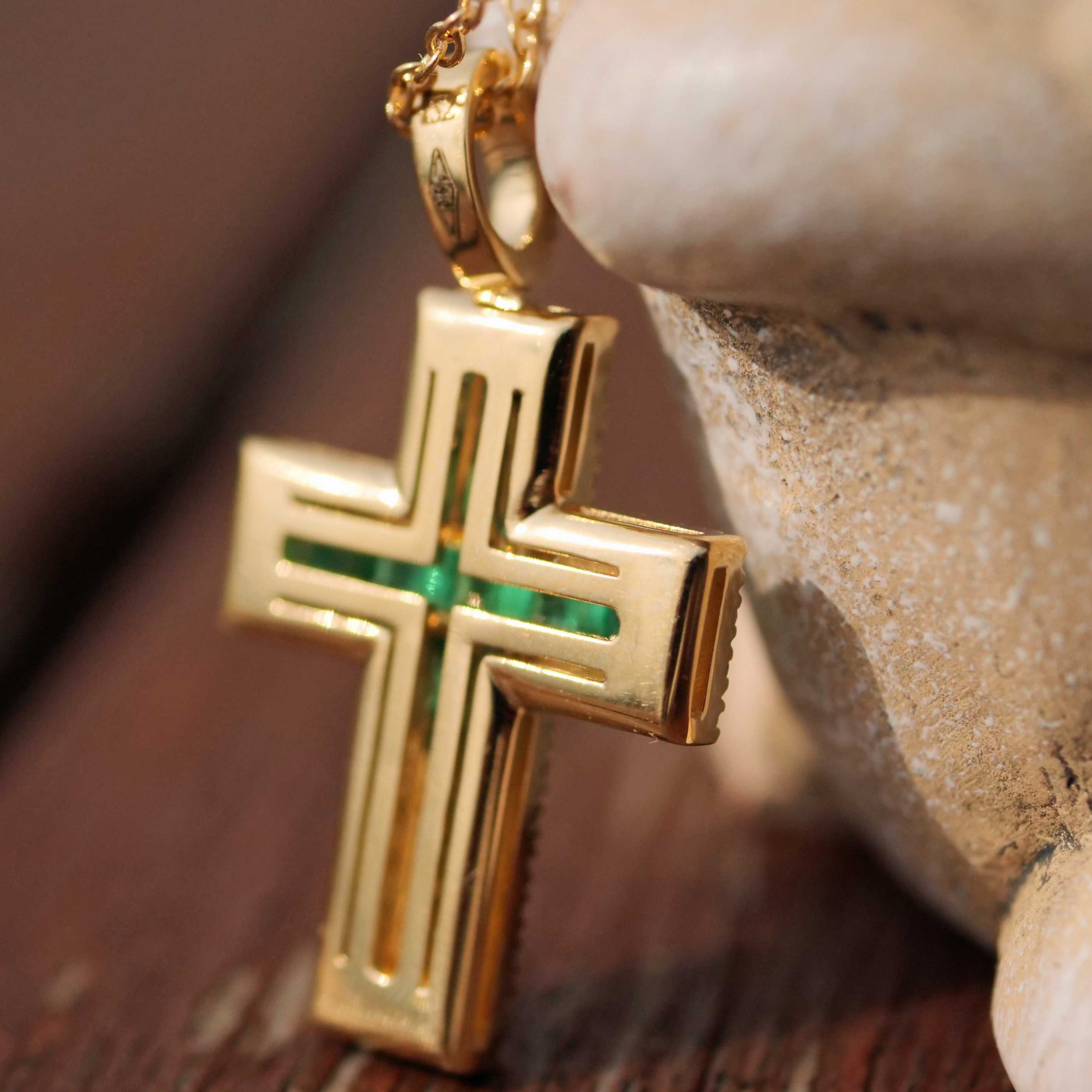 Bright Green AAA+ Panshir Emerald Brilliant Cross with Chain in 750 Yellow Gold - 0.98 ct 0.38 ct TW VS