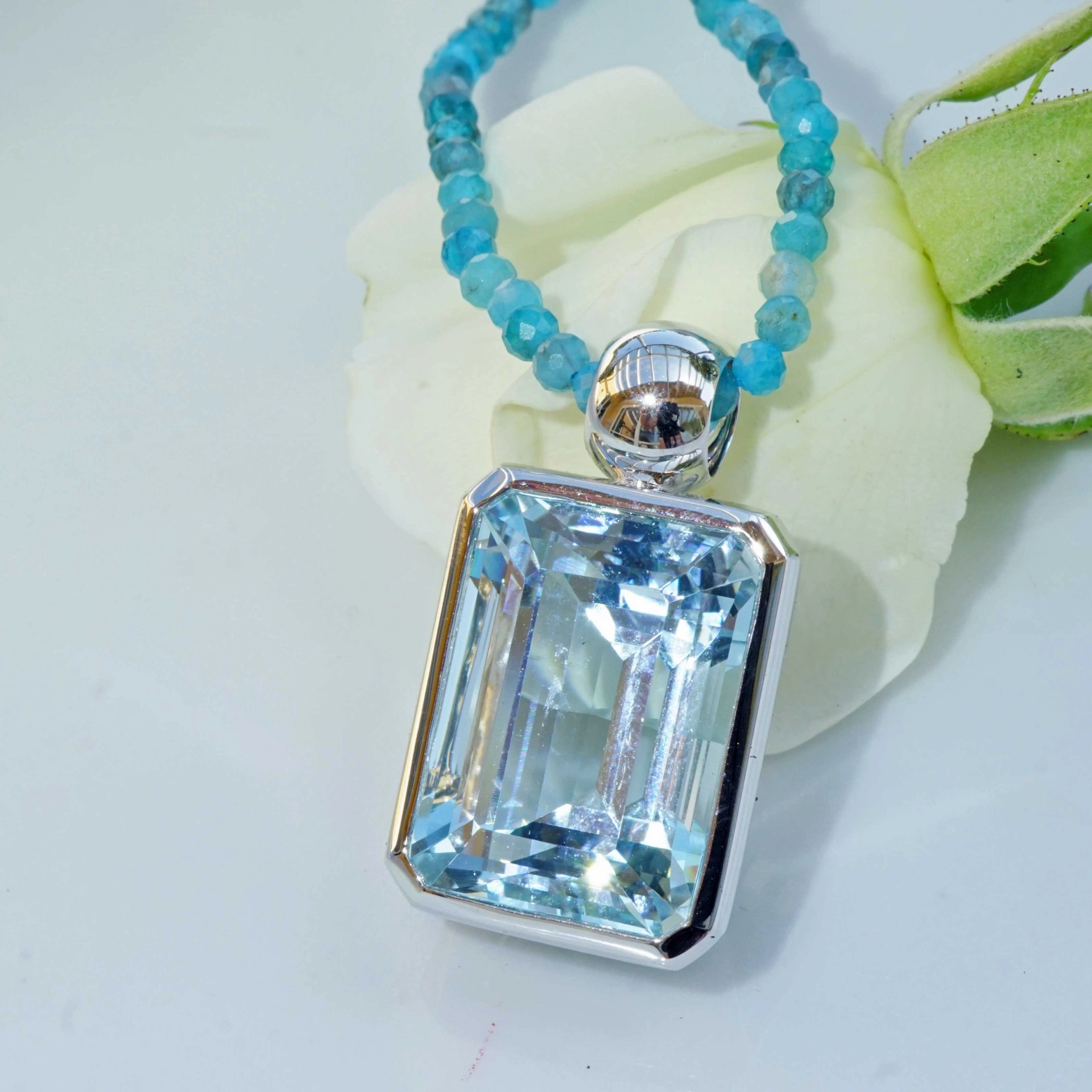 Newly arrived! Aquamarine Pendant 18 White Gold 17.66 ct  fine Quality feine Cut