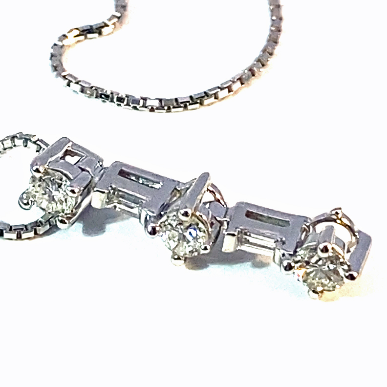 Eye-catcher Pendant with brilliant-cut Diamonds and Diamond Baguettes total approx. 0.33 ct W / VS-SI 750 White Gold