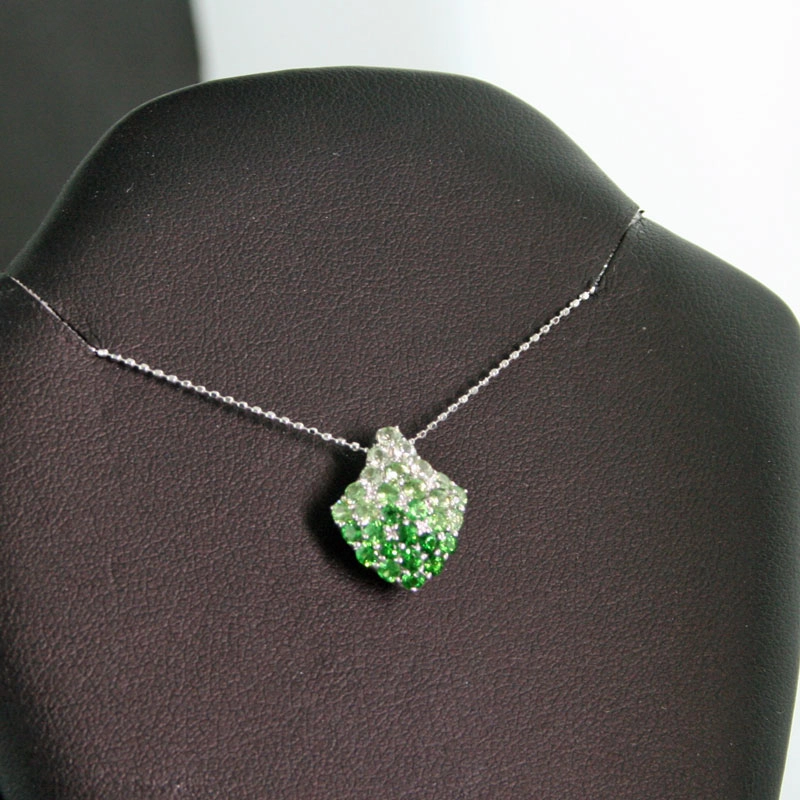 Tsavorith Peridot Anhänger mit Kette 750er Weißgold 1.17 ct im Verlauf