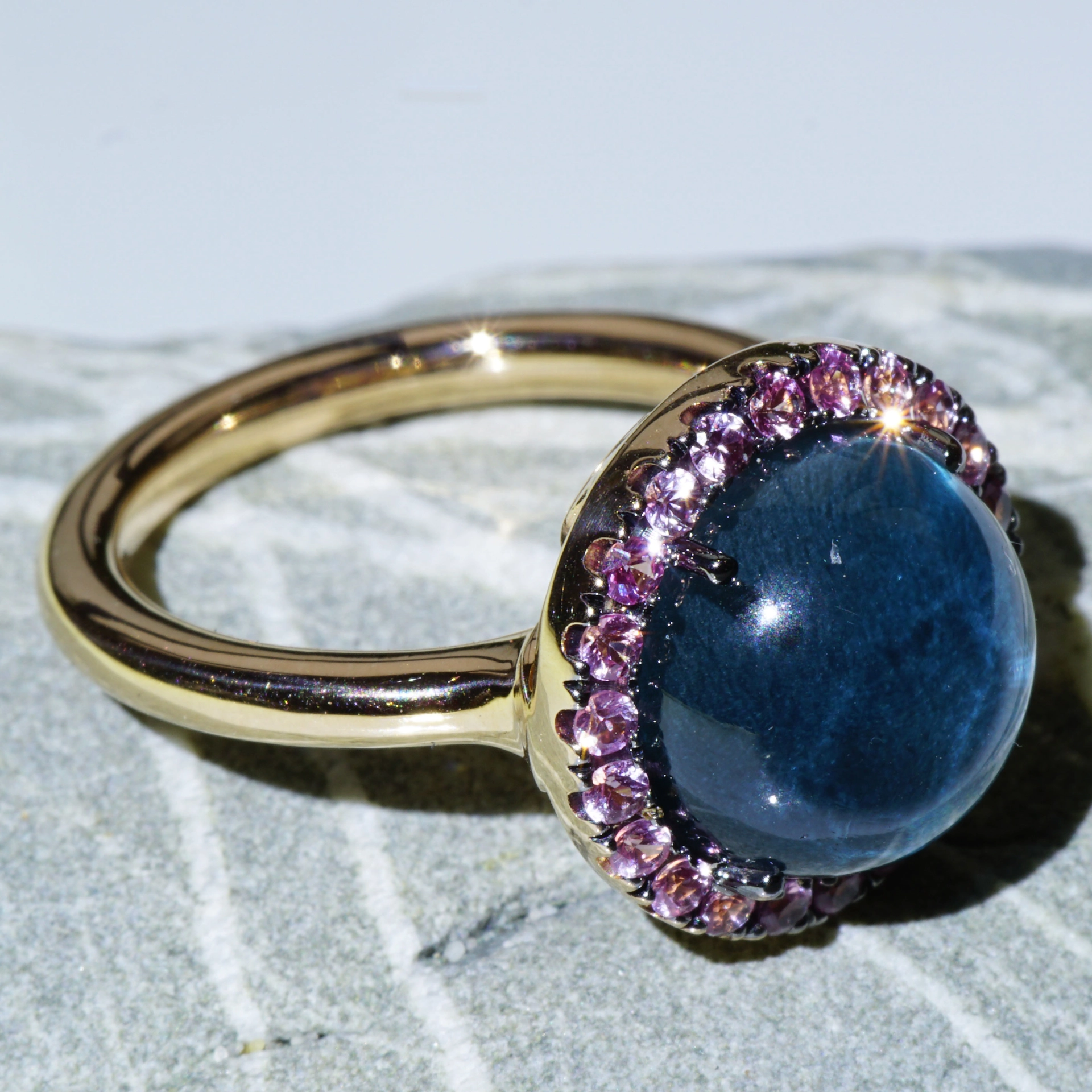 Topaz Saphire Ring 18 kt Rosegold...Bubbles in form of round Cabochons