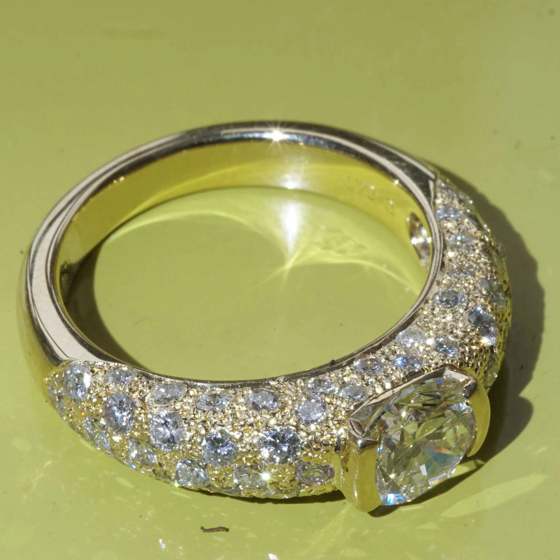 Solitaire Brilliant Ring 18 kt Yellowgold 0.847 ct TW SI nugget shaped Surface
