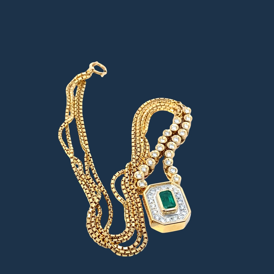 Emerald Platinum Necklace as a classic... beautiful and elegant...0.58 ct