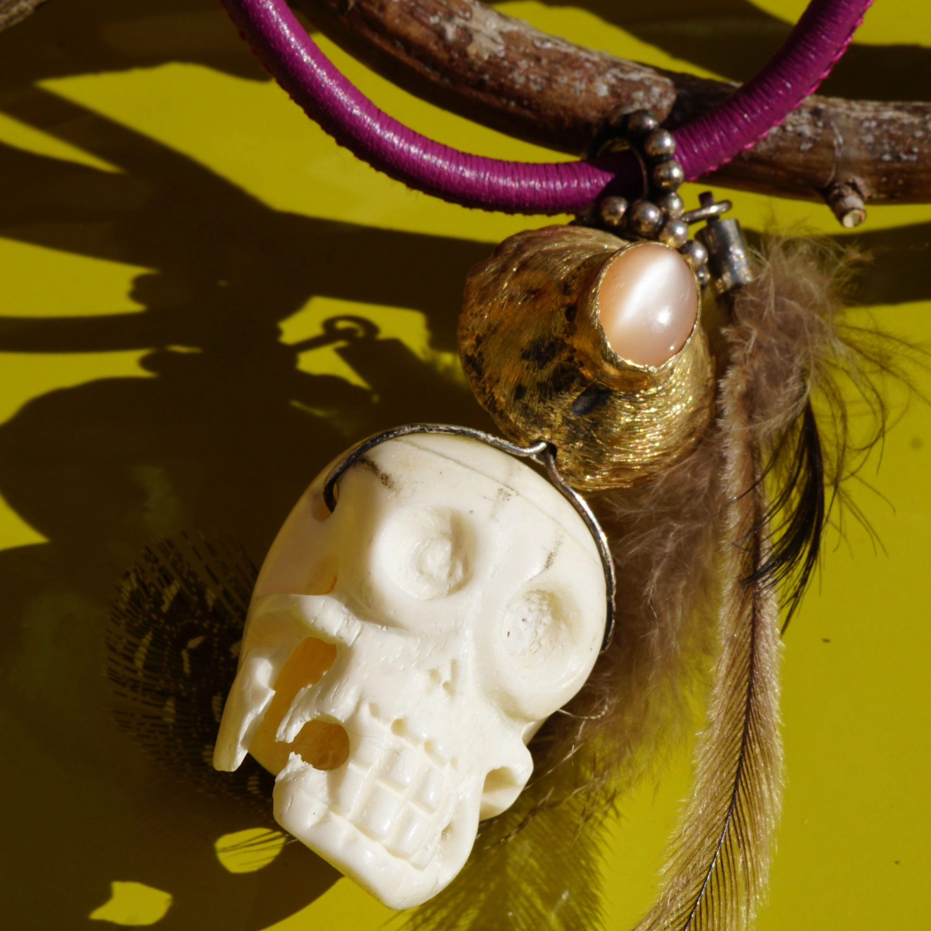 Piratenanhänger Vanitas Silber vergoldet Mondstein Hahnen Perlhuhnfedern