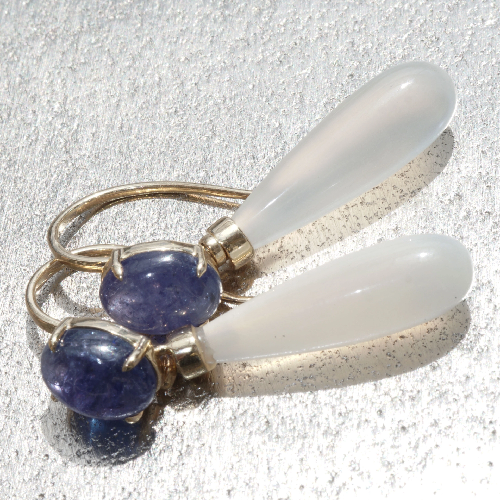 Moonstone Tanzanite Earrings 18 kt Yellowgold...natural Colors...wonderful Combination