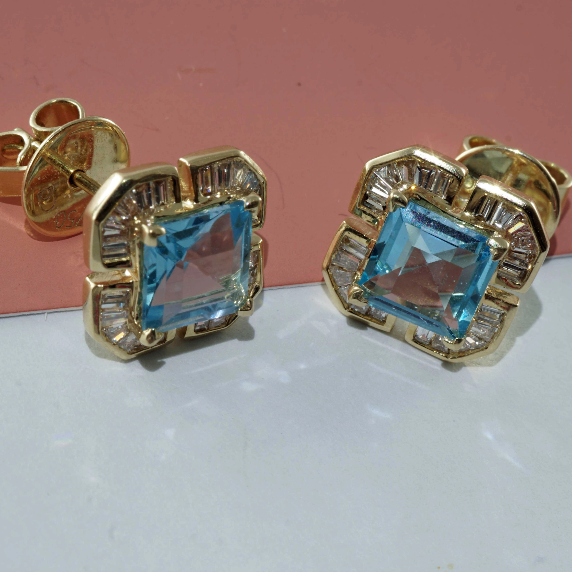 Cloverleaf shaped Blue Topaz Earrings 18 kt Yellow Gold with Diamonds