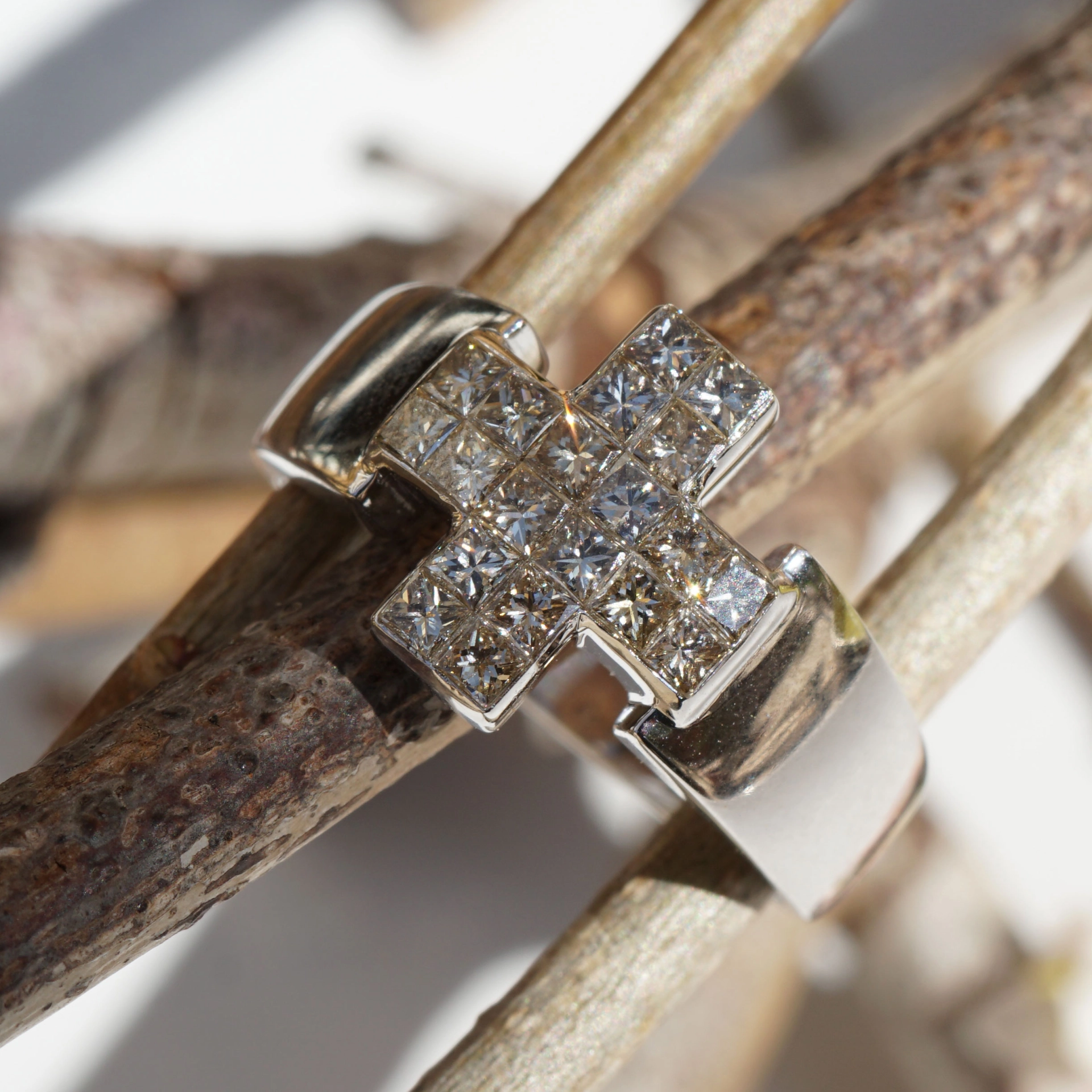 Cross Diamond Ring 18 kt Whitegold....Princess Diamonds 1.20 ct...stylish
