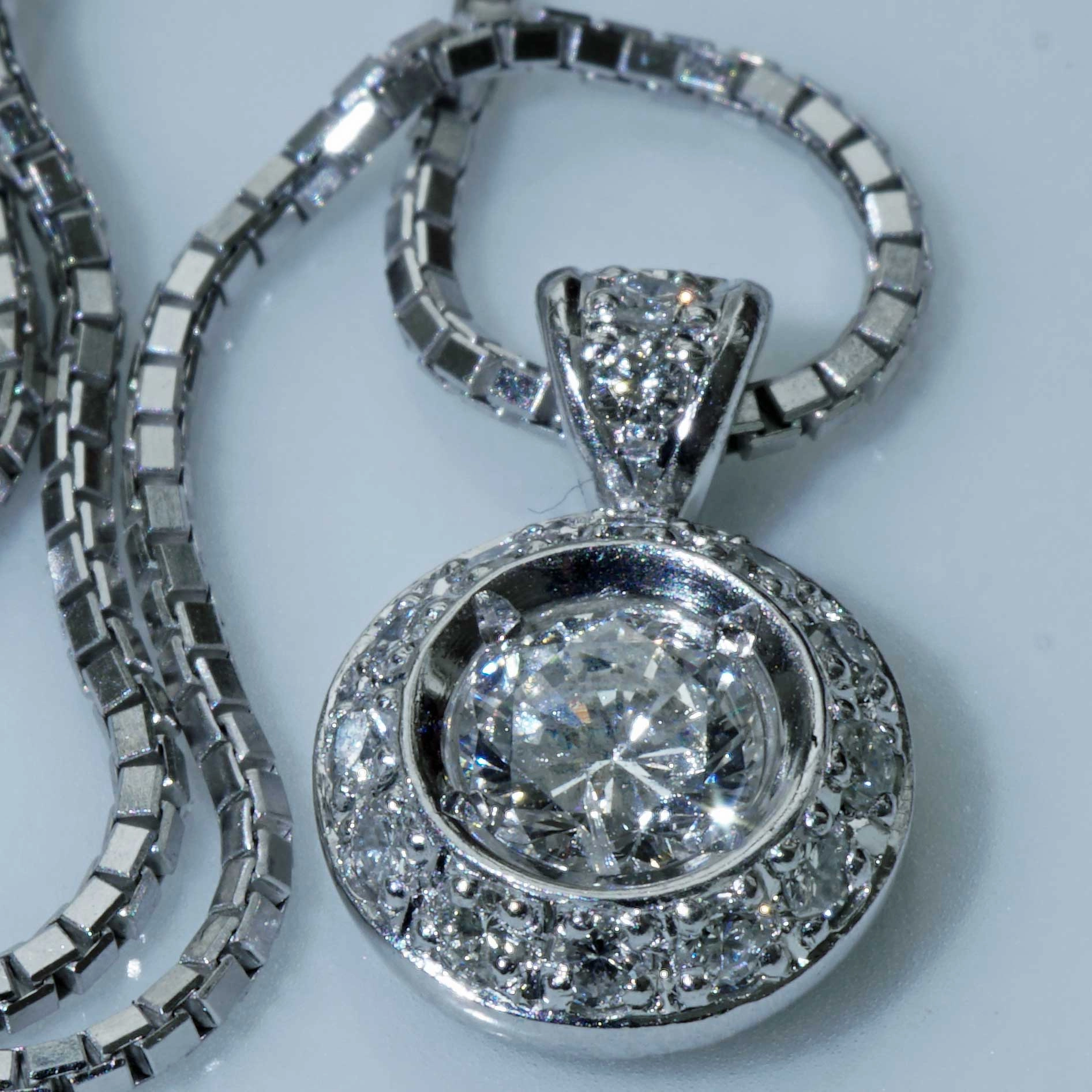 Brilliant Necklace 0.53 ct Solitaire with Halo Palladium 18 kt Whitegold
