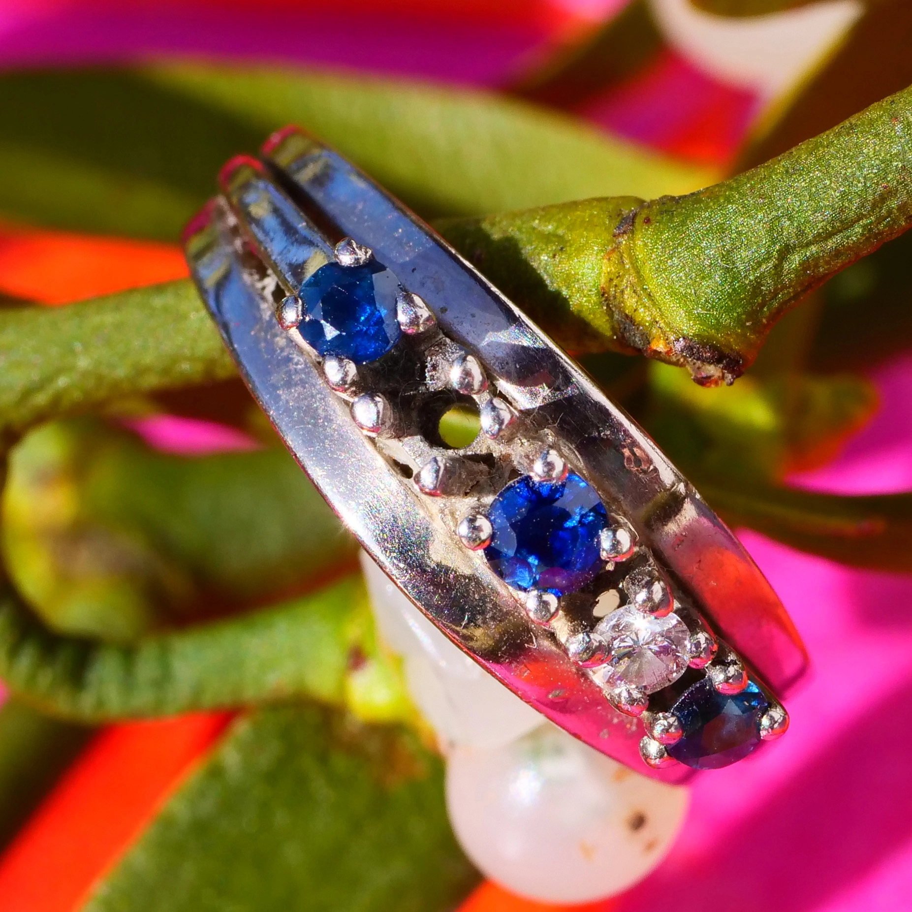 Vintage Ring 14 kt Whitegold with Saphire