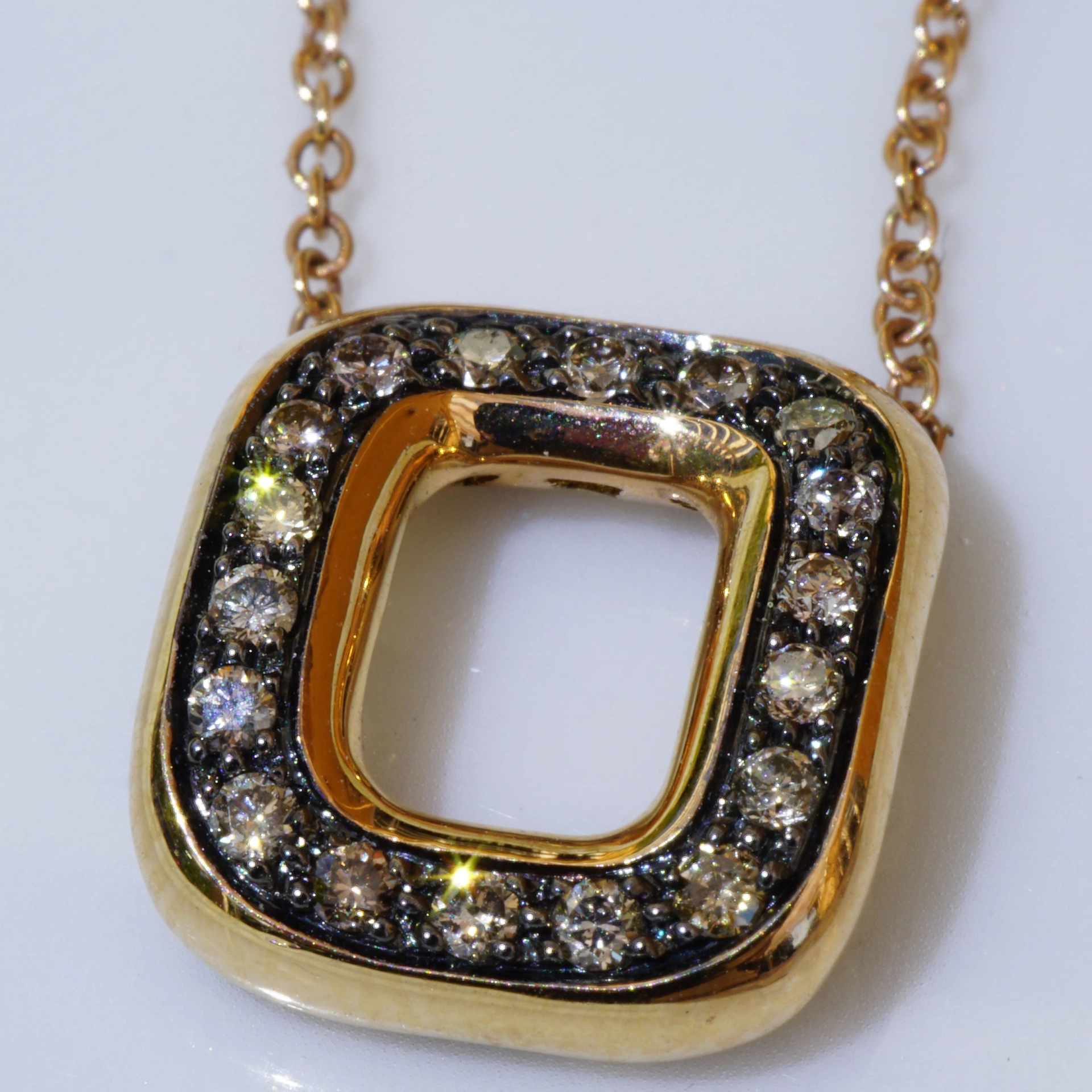 A chic Diamond Pendant that convinces....18 kt Rosegold made in Italy