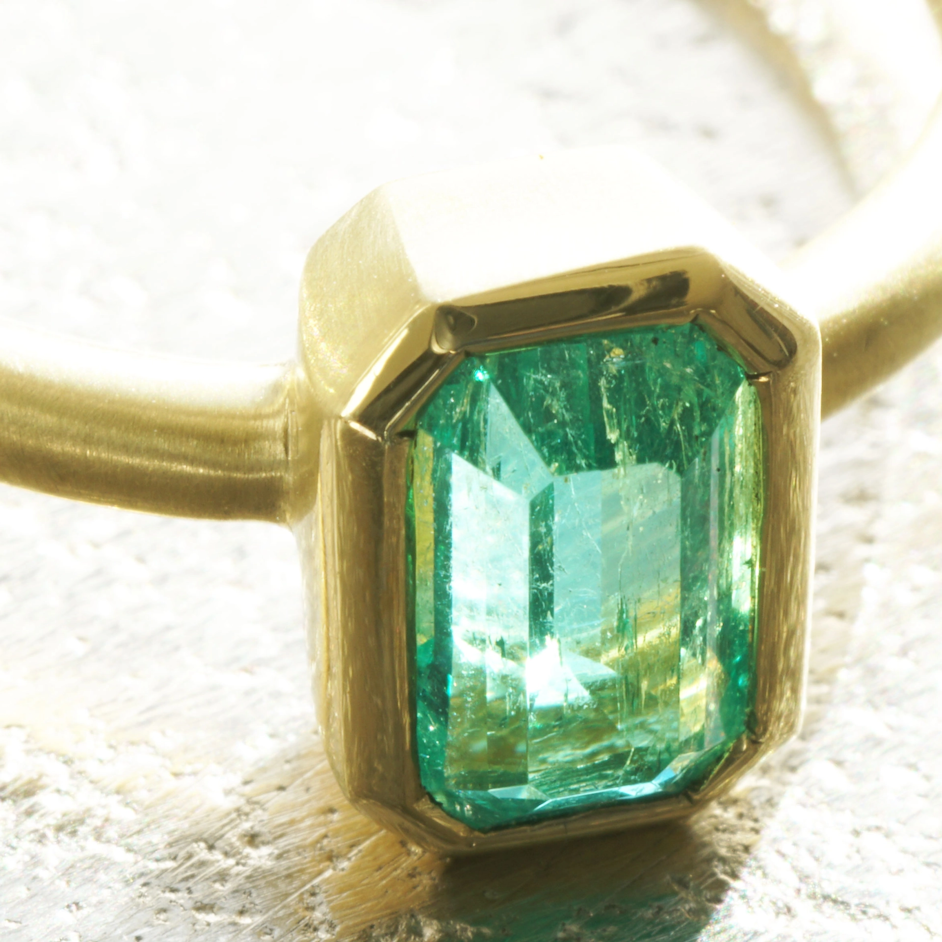 Emerald ring 0.97 ct, top quality from Afghanistan, 750 yellow gold handmade