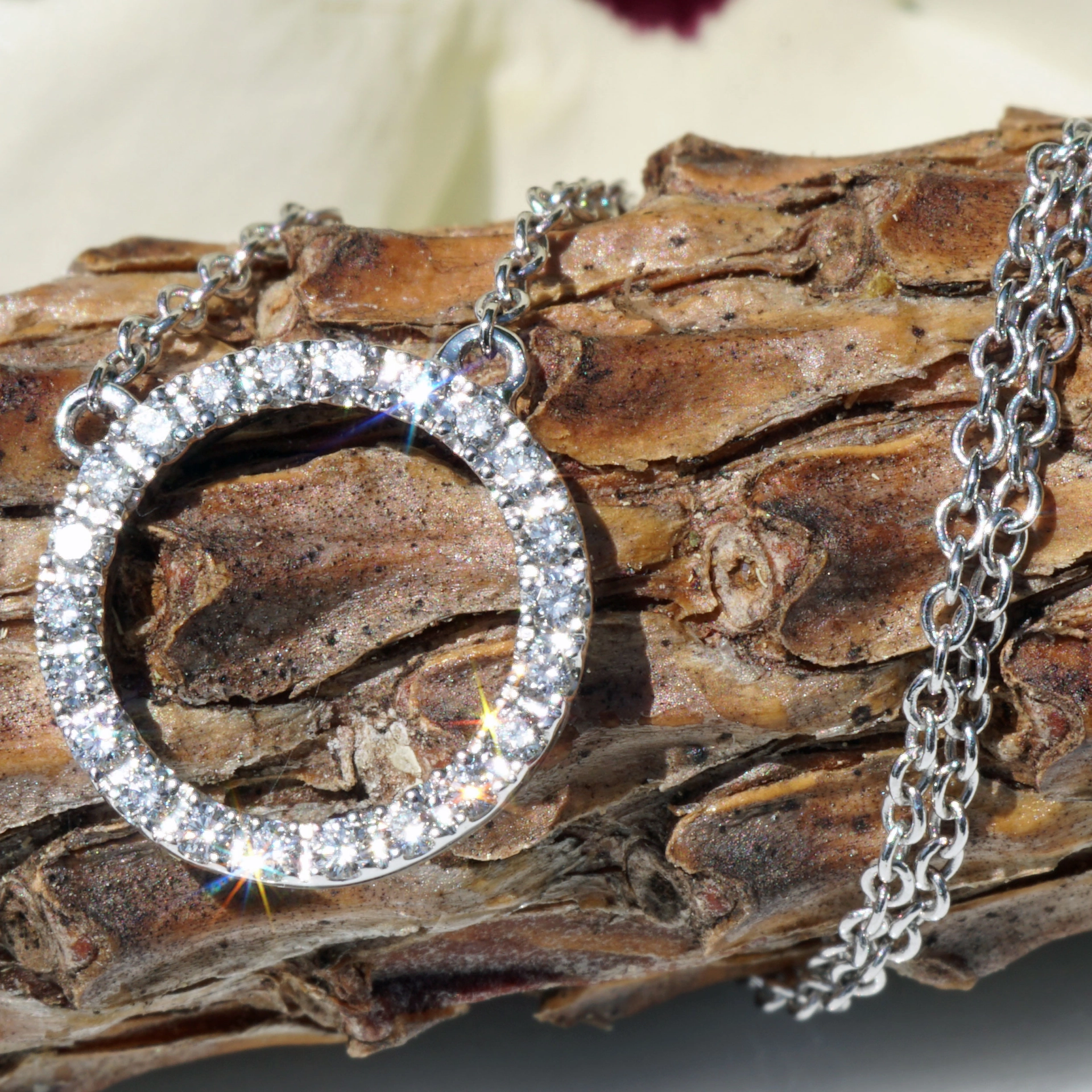 Brilliant pendant made of 750 white gold....Brilliant Circle