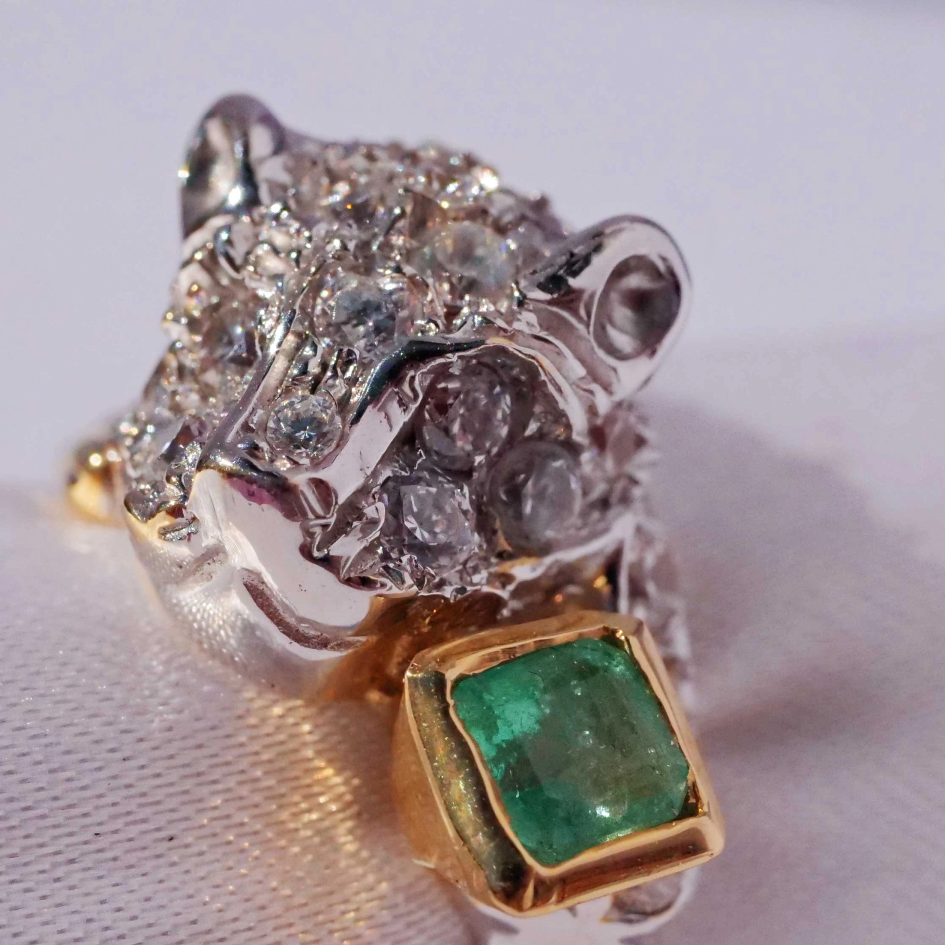 Emerald big Cat Ring 18 kt White Gold 0.25 ct beautifully designed