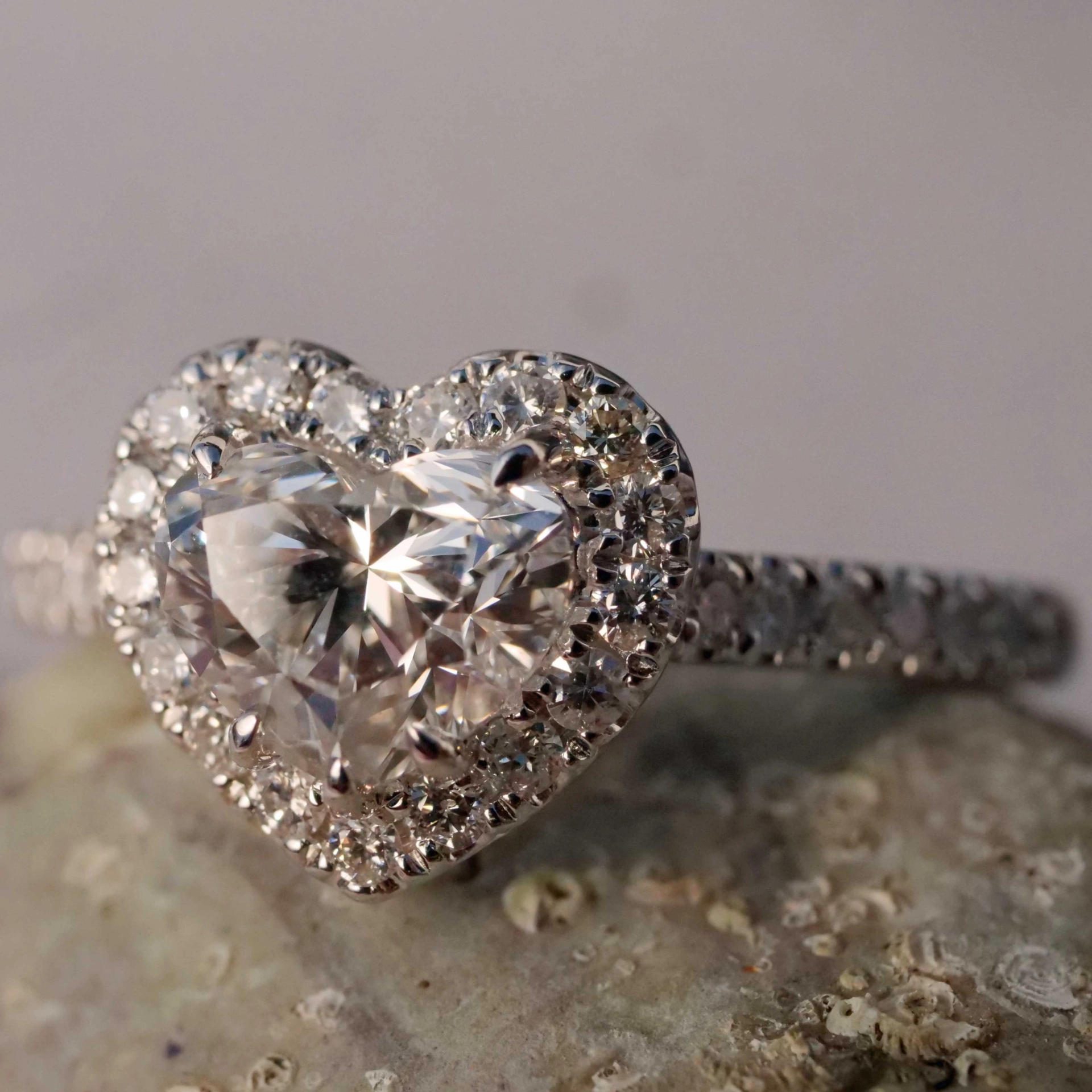 Ring 18 kt White Gold with Heart full cut brilliant approx. 1.00 ct, E (very fine white) / VVS2(very small inclusions), with GIA report